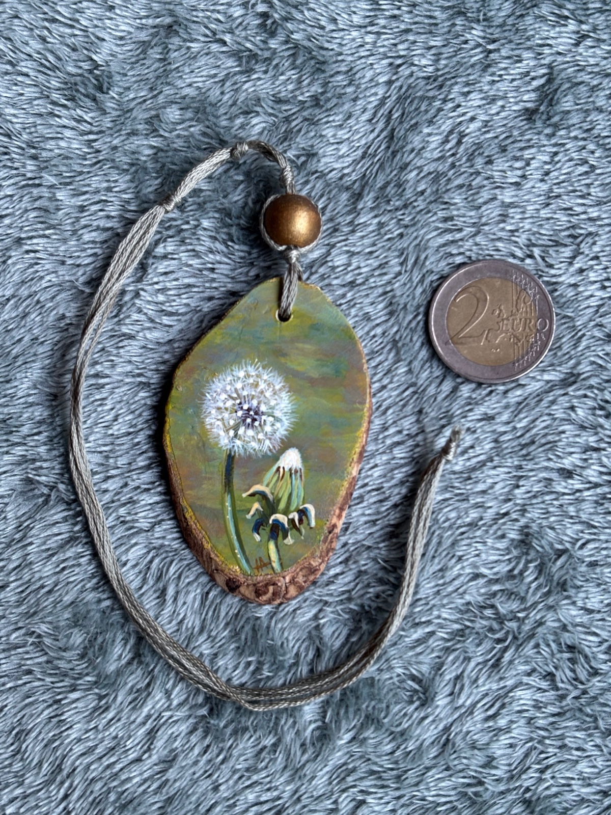 Handgeschilderd hangertje met een paardenbloem