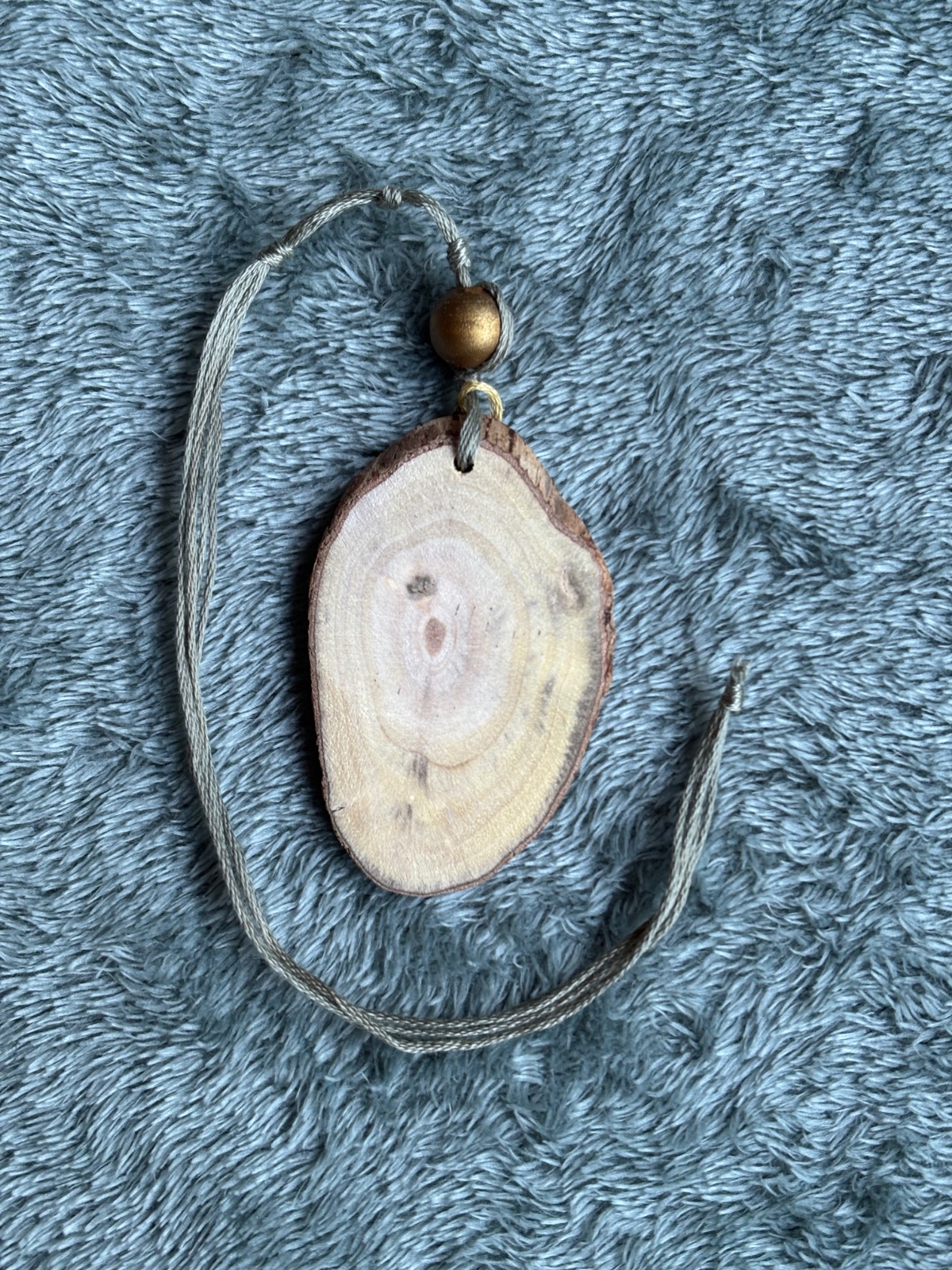 Handgeschilderd hangertje met een paardenbloem