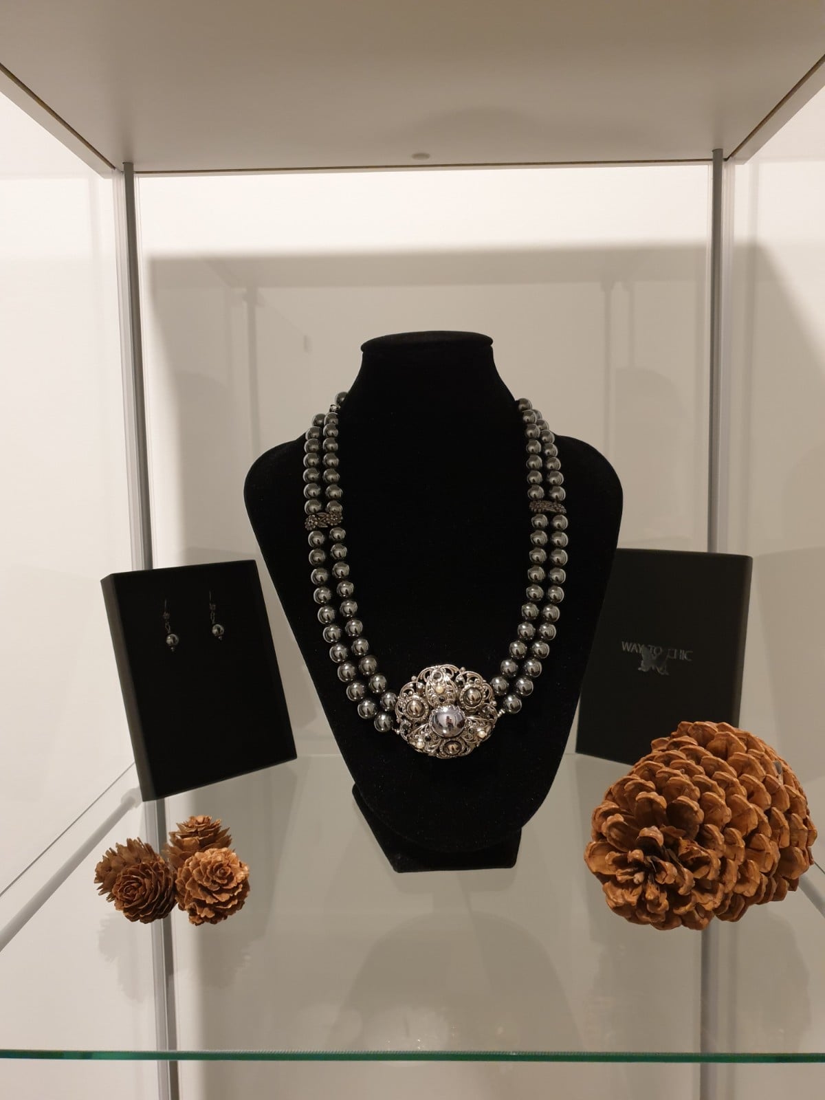 Hematiet ketting met vintage broche - uniek stuk