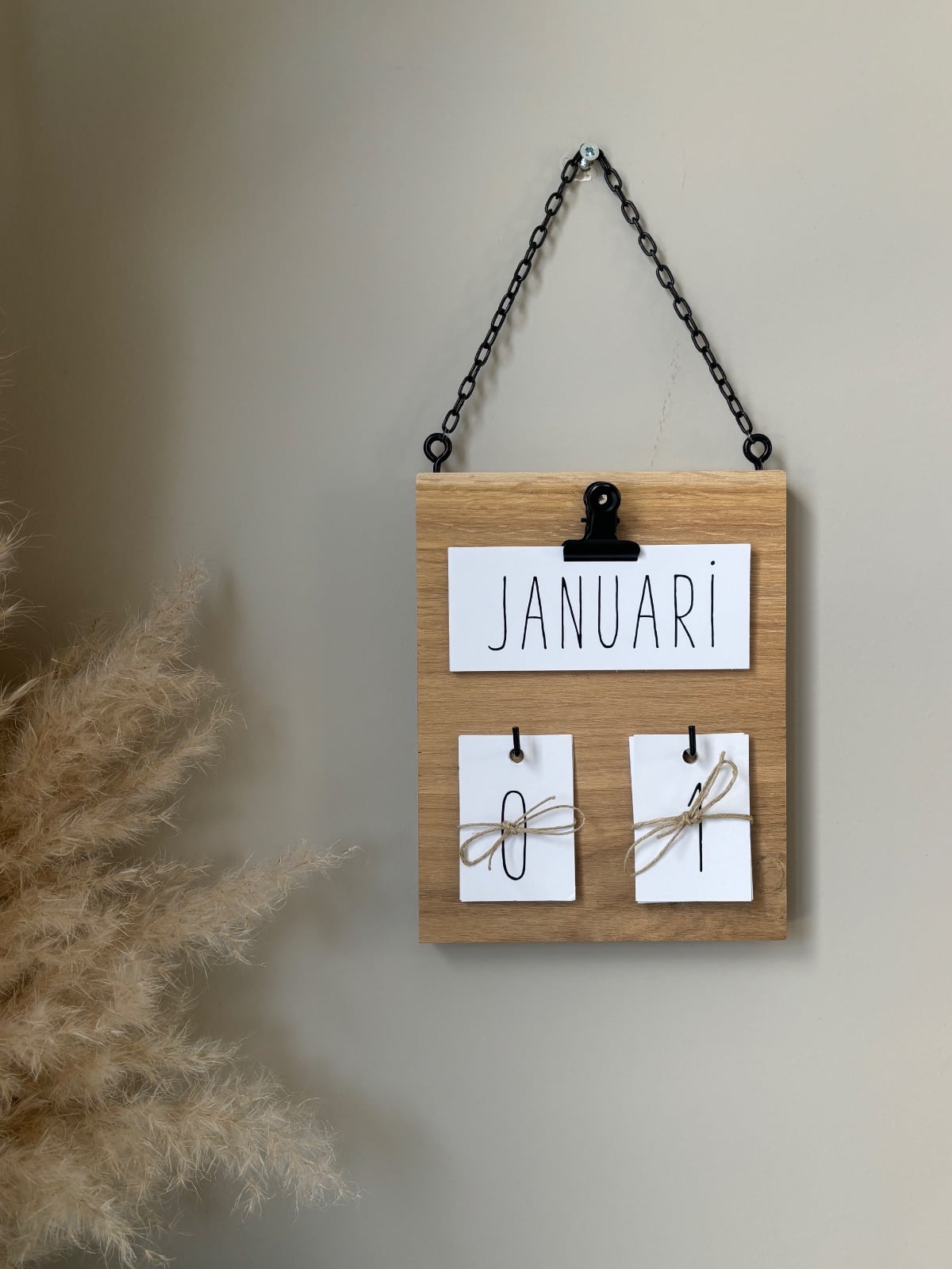 Jaarkalender hanger op eikenhout + zwarte ketting