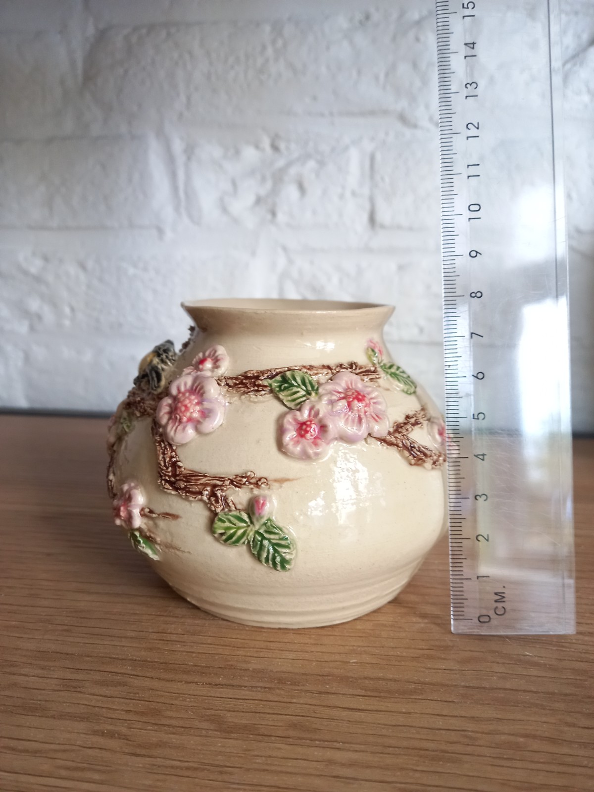 Keramieken vaasje met kersenbloesem