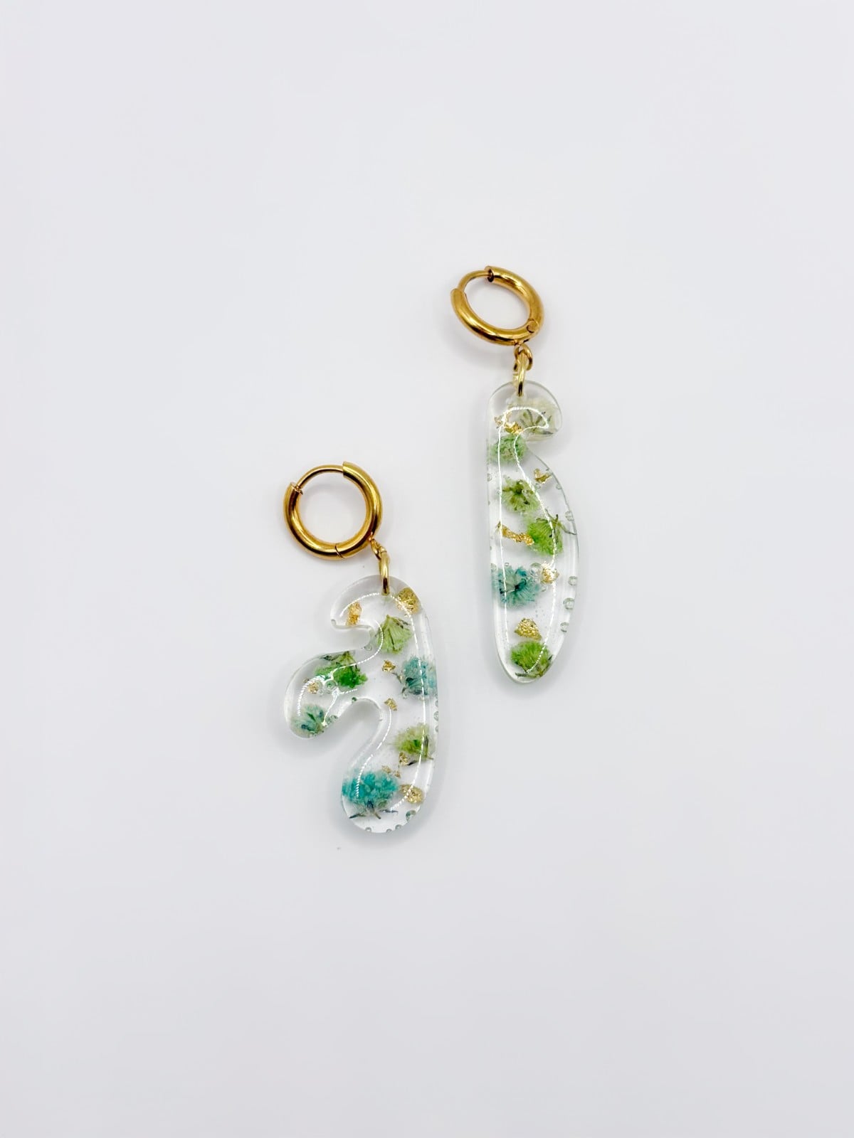 Kleine Asymmetrische Organische Oorbellen Gevuld met Echte Bloemen uit Luxembourg (Forgotten Gardens)