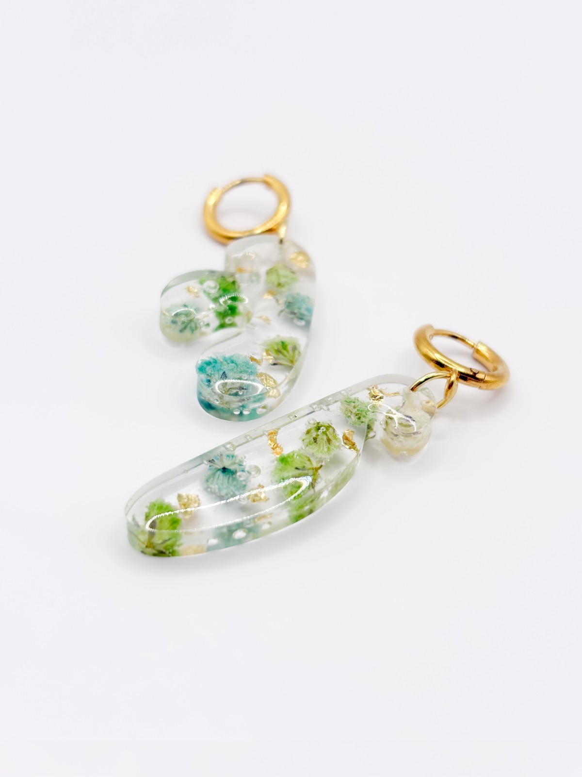 Kleine Asymmetrische Organische Oorbellen Gevuld met Echte Bloemen uit Luxembourg (Forgotten Gardens)