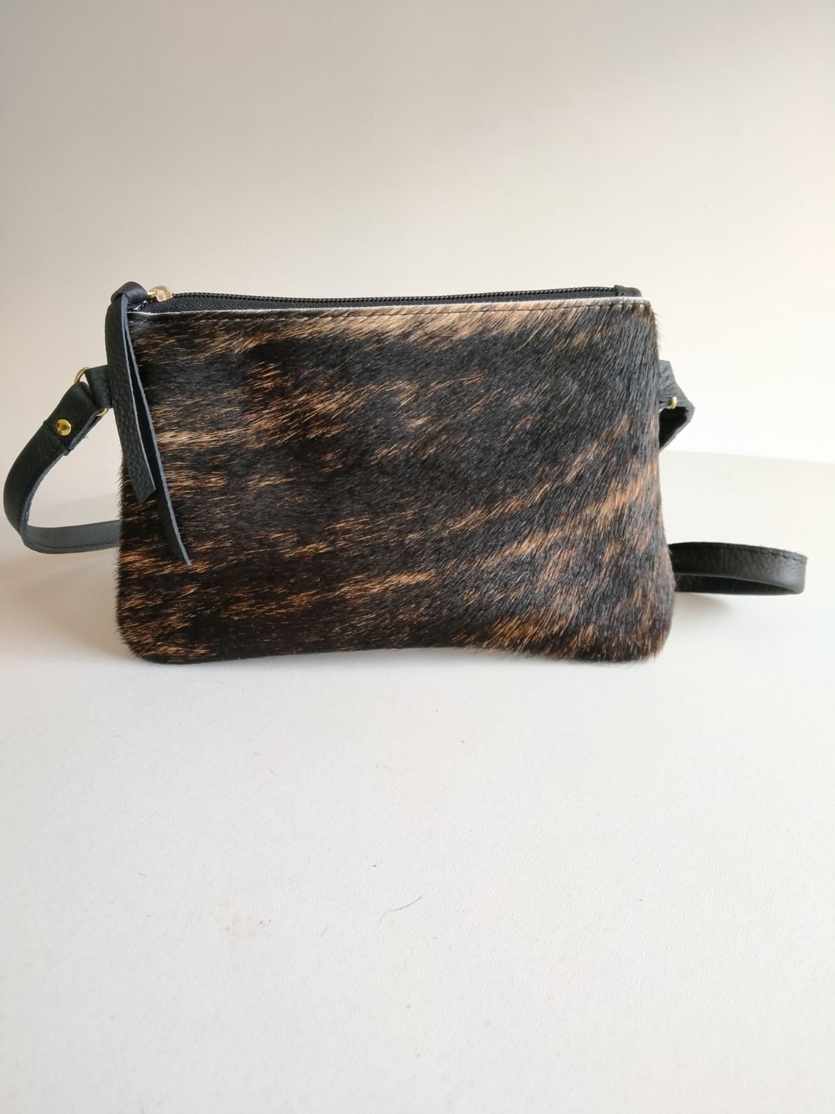 Leren crossbody tas met bruin/zwart koeienprint - 119985 Leren crossbody tas met bruin/zwart koeienprint