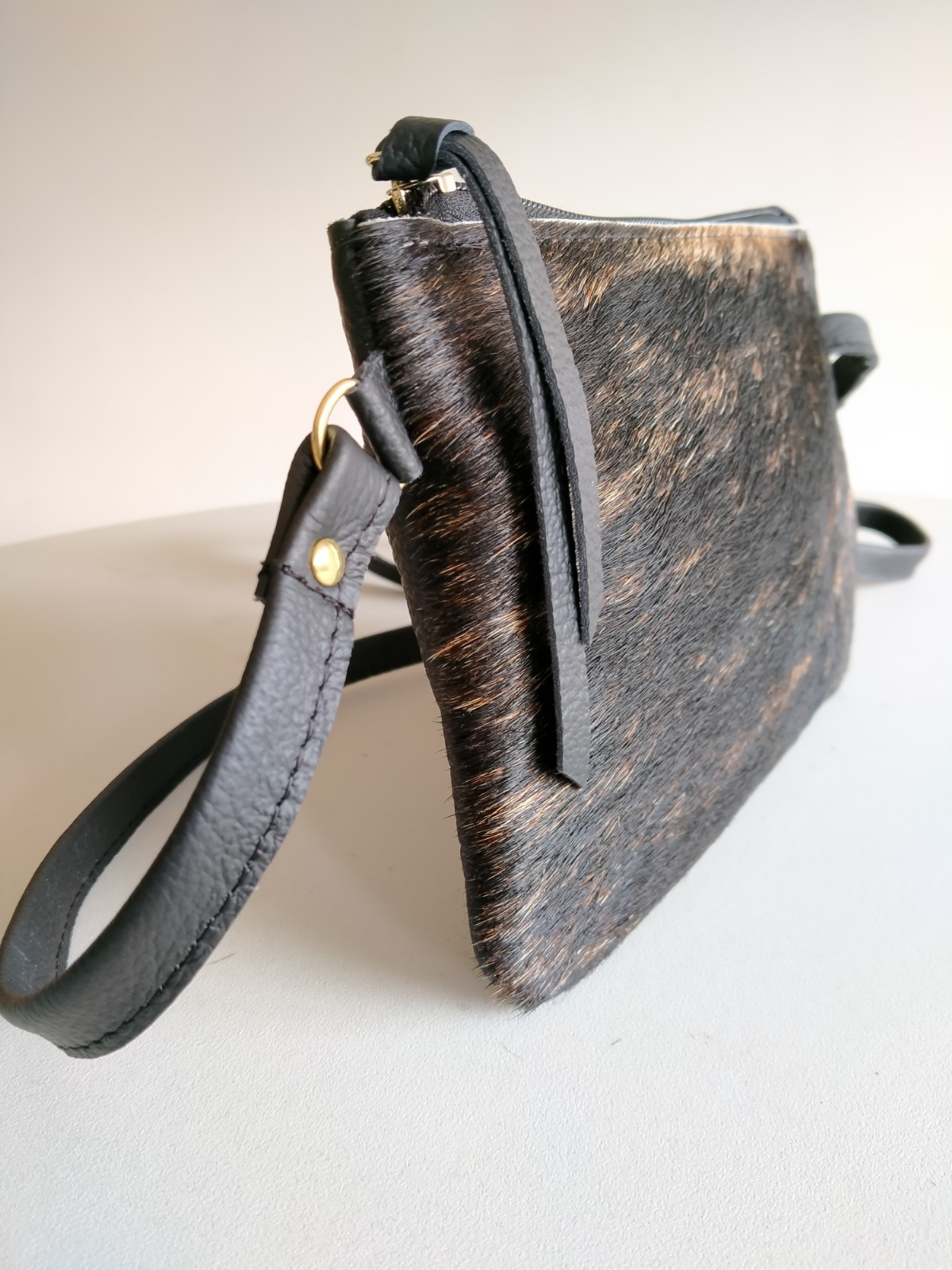 Leren crossbody tas met bruin/zwart koeienprint - 119986 Leren crossbody tas met bruin/zwart koeienprint