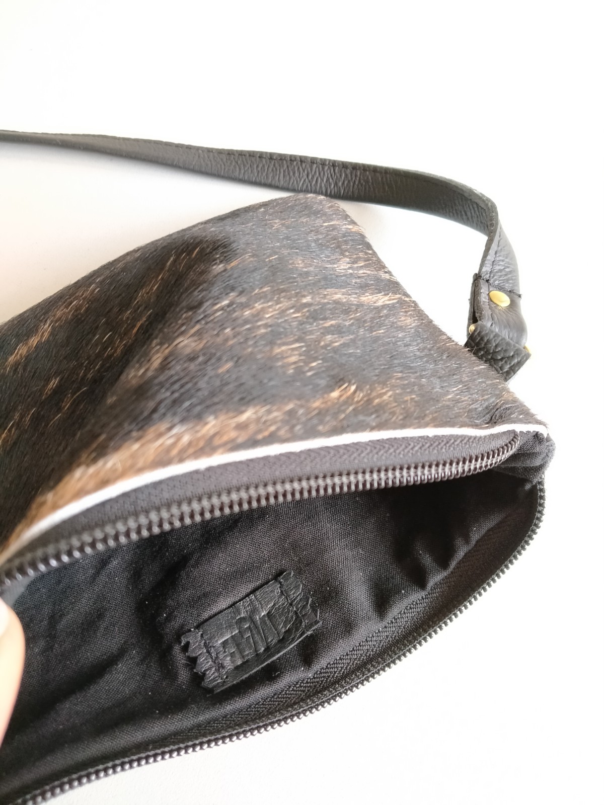 Leren crossbody tas met bruin/zwart koeienprint - 119987 Leren crossbody tas met bruin/zwart koeienprint