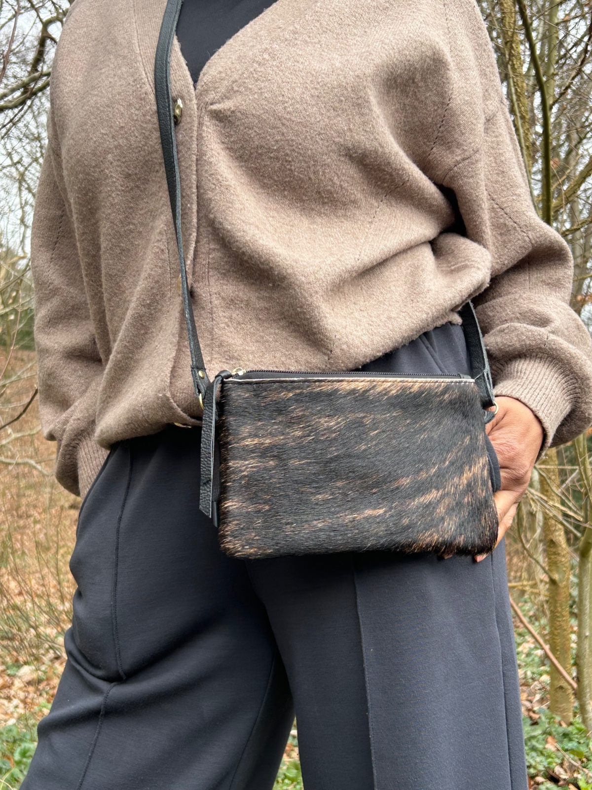 Leren crossbody tas met bruin/zwart koeienprint - 119988 Leren crossbody tas met bruin/zwart koeienprint