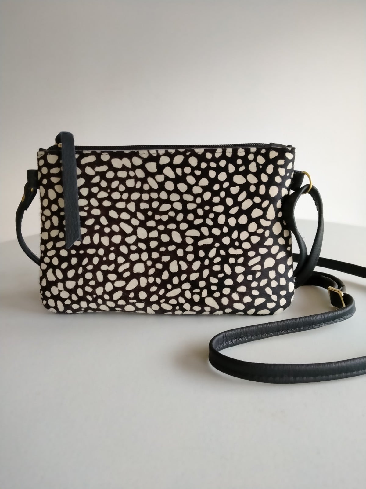Leren crossbody tas met hertenprint.