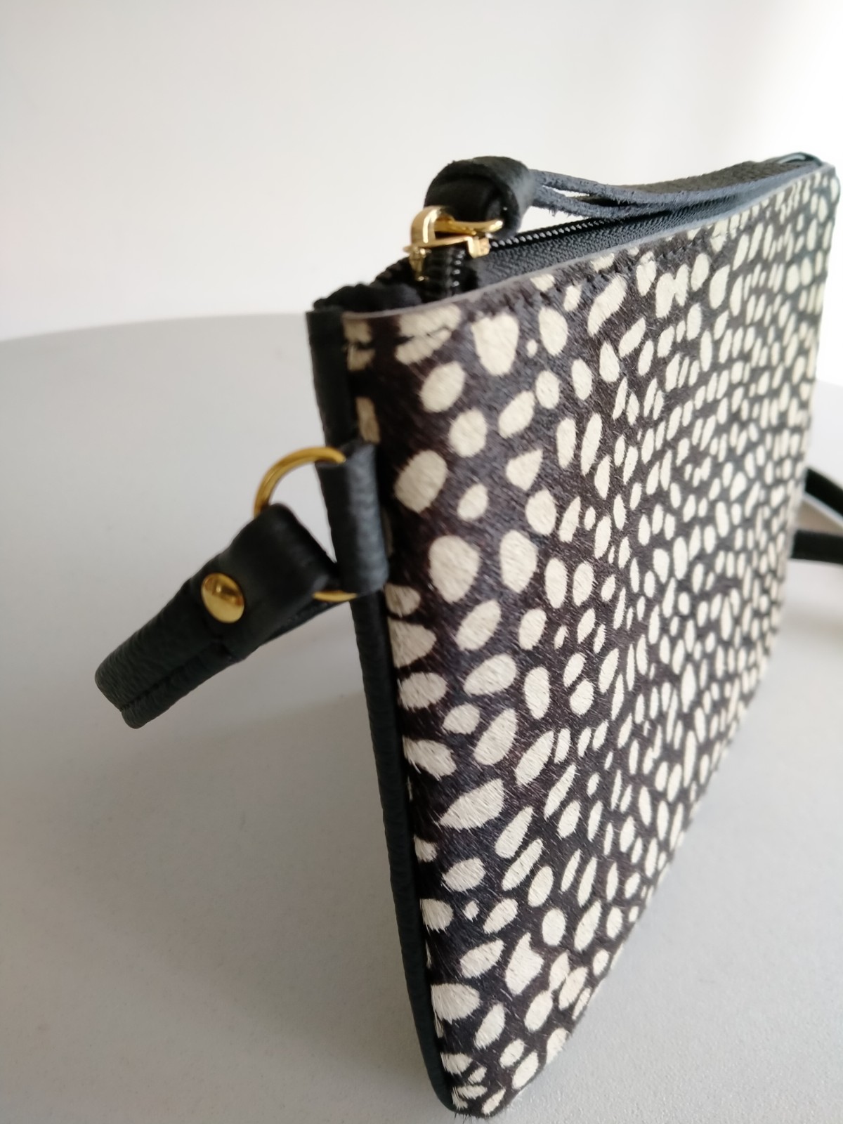 Leren crossbody tas met hertenprint.
