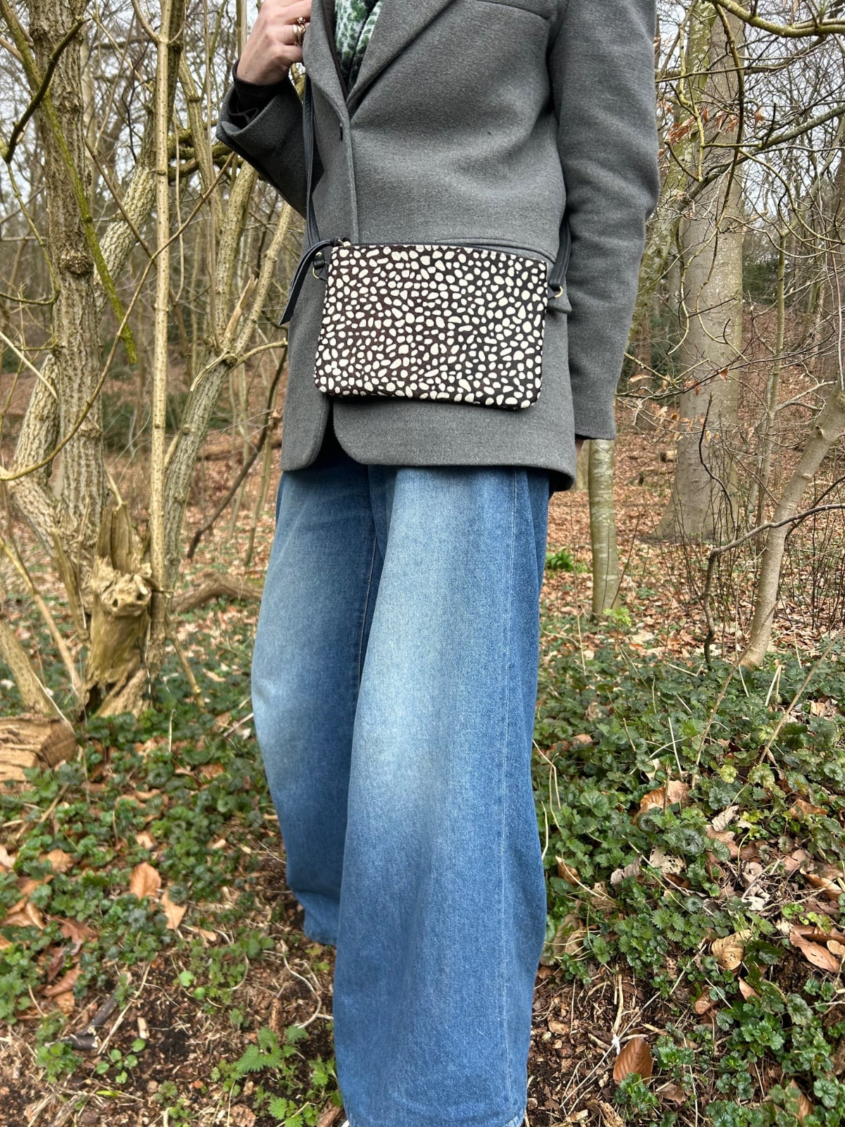 Leren crossbody tas met hertenprint.