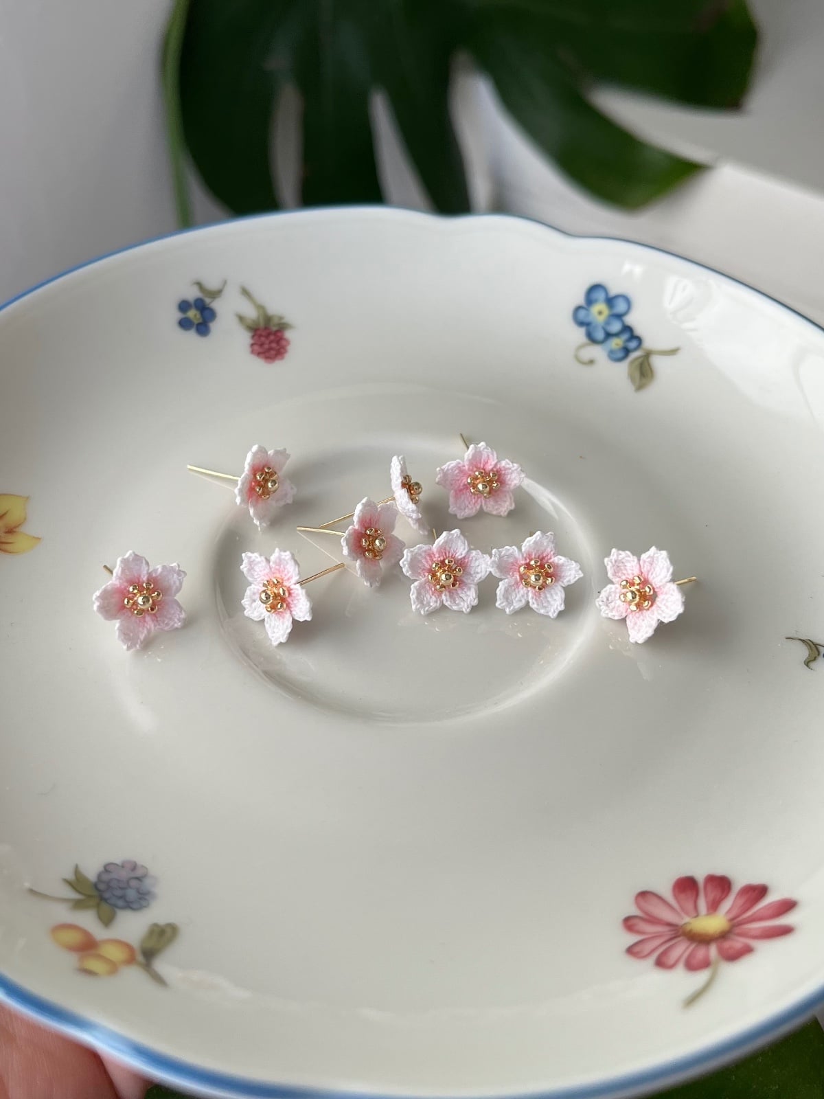 Micro gehaakte kersenbloesem oorbellen met strikje – zacht roze & goud