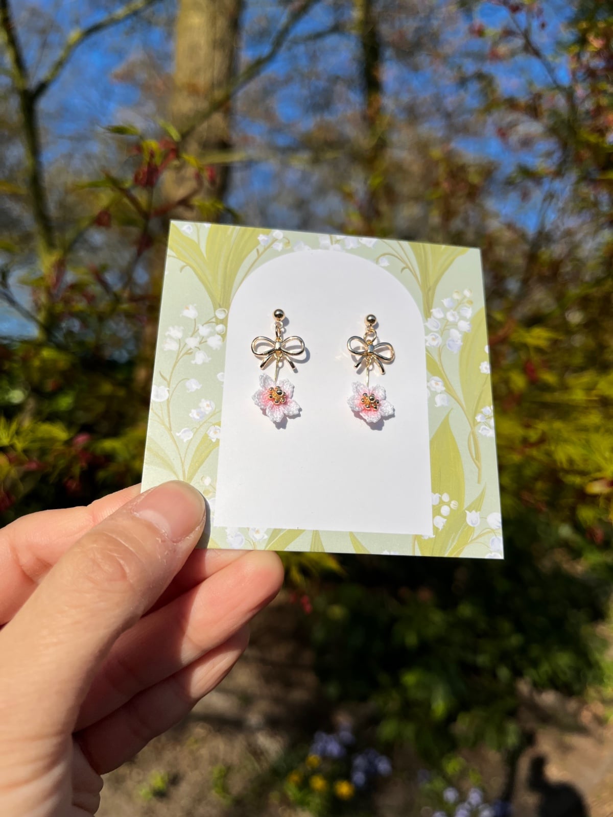 Micro gehaakte kersenbloesem oorbellen met strikje – zacht roze & goud