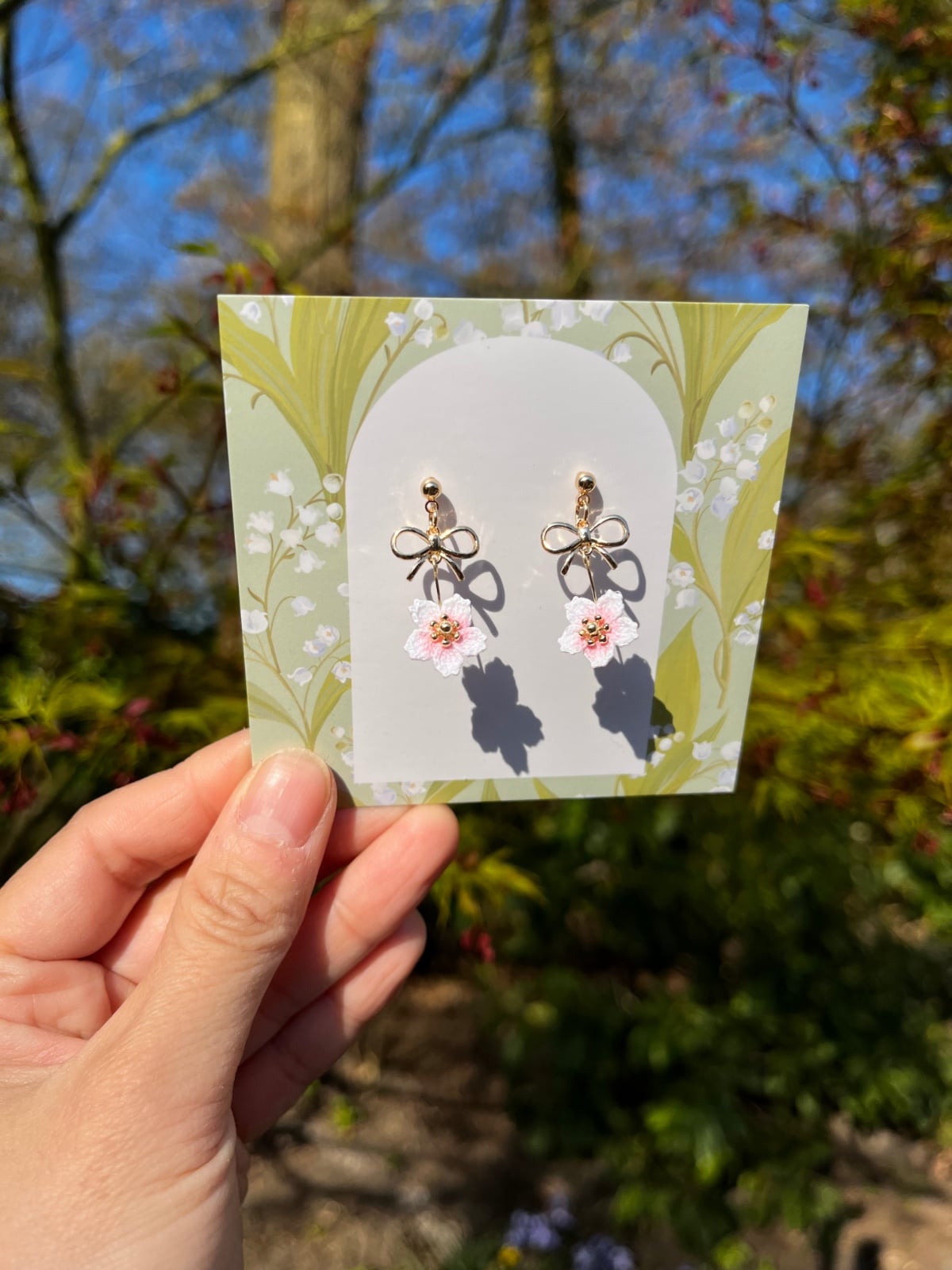 Micro gehaakte kersenbloesem oorbellen met strikje – zacht roze & goud