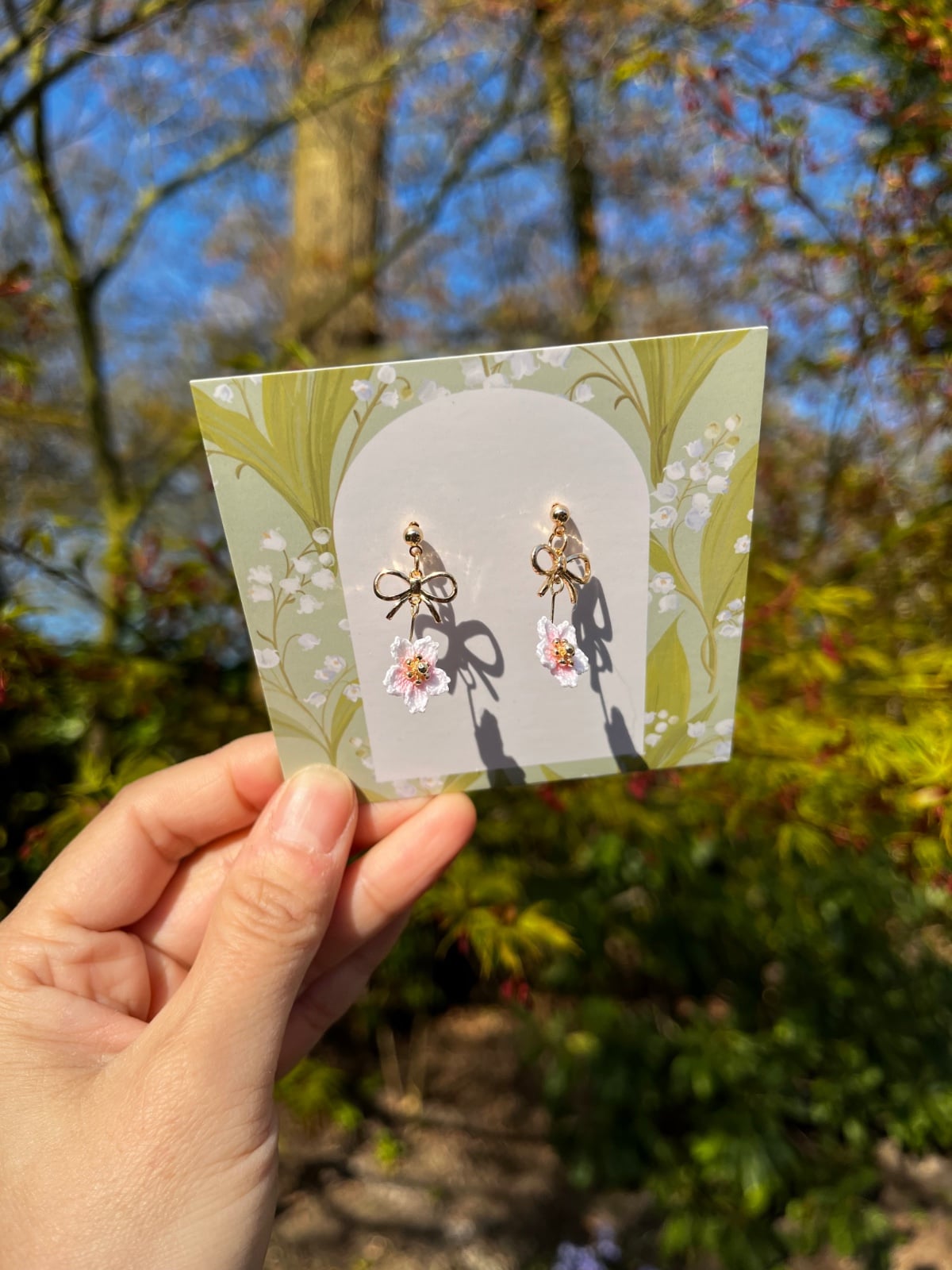 Micro gehaakte kersenbloesem oorbellen met strikje – zacht roze & goud