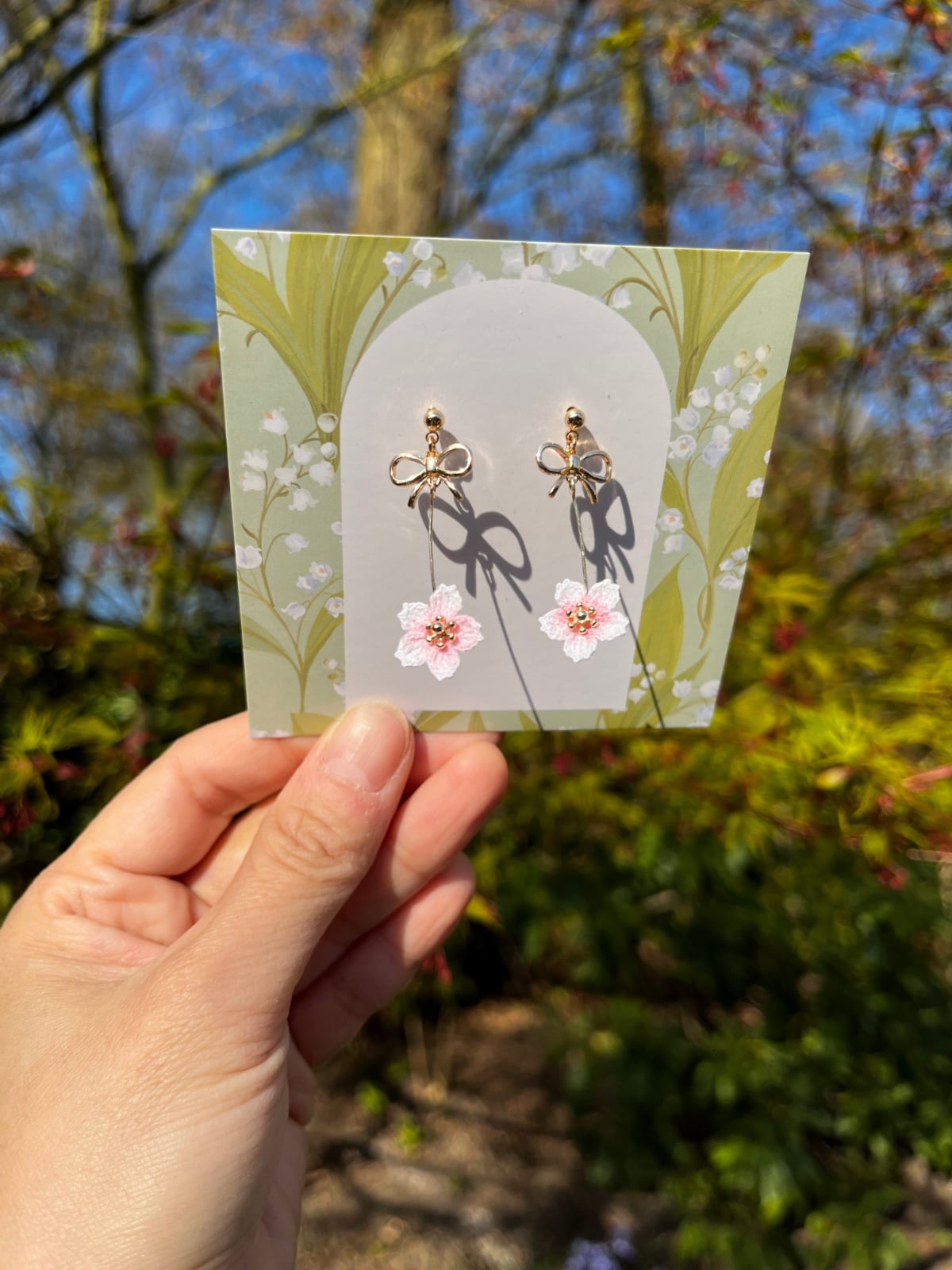 Micro gehaakte kersenbloesem oorbellen met strikje – zacht roze & goud