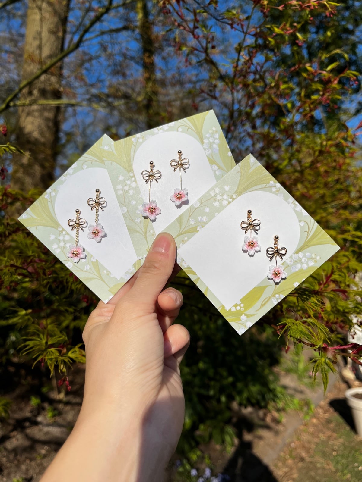 Micro gehaakte kersenbloesem oorbellen met strikje – zacht roze & goud