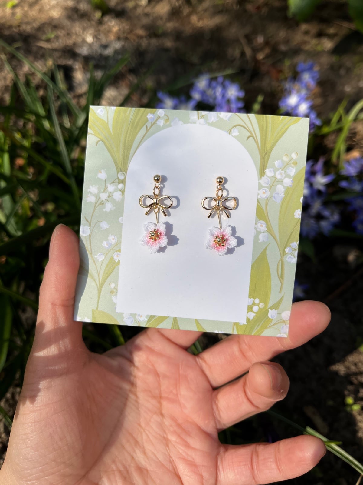 Micro gehaakte kersenbloesem oorbellen met strikje – zacht roze & goud