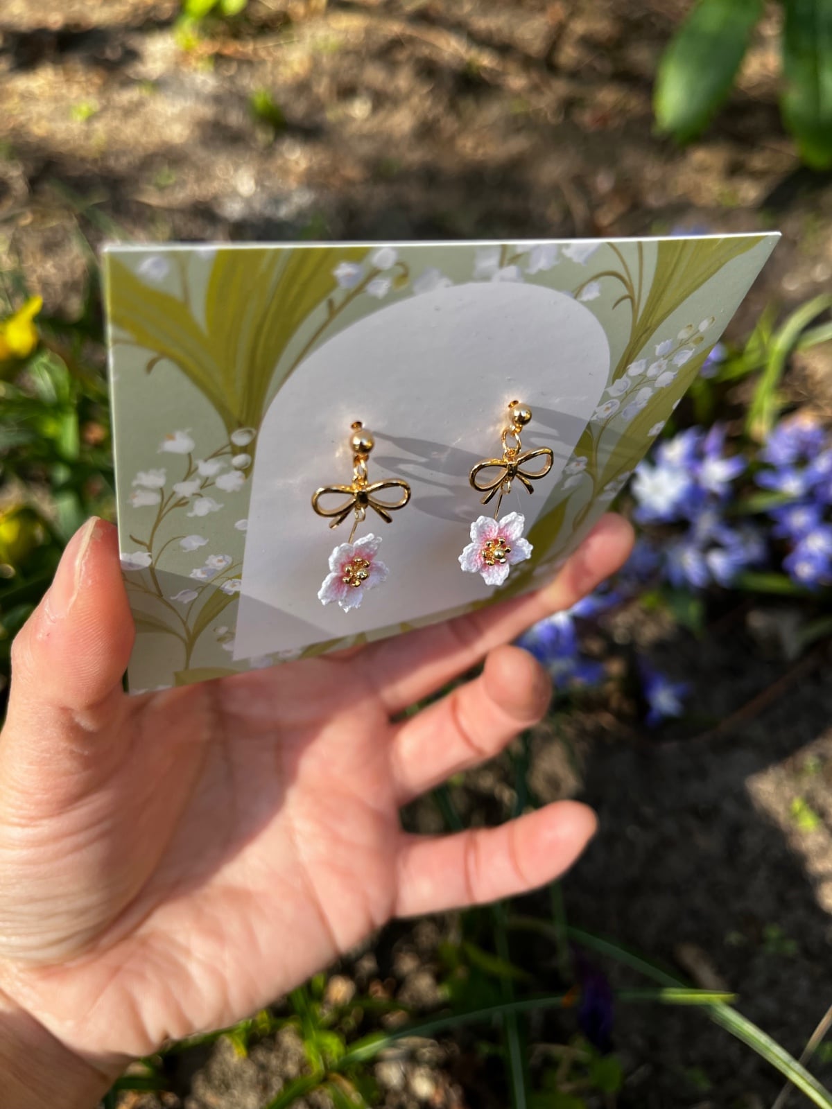 Micro gehaakte kersenbloesem oorbellen met strikje – zacht roze & goud