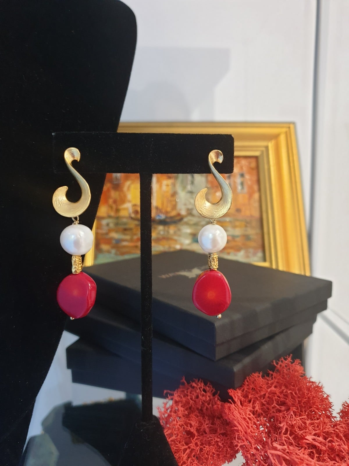 Rood koraal en parel oorbellen