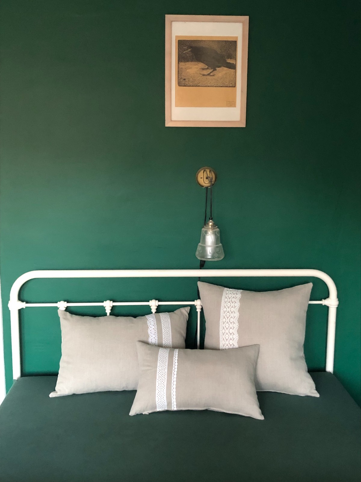 Sierkussen van zuiver linnen met vintage Frans band en kant