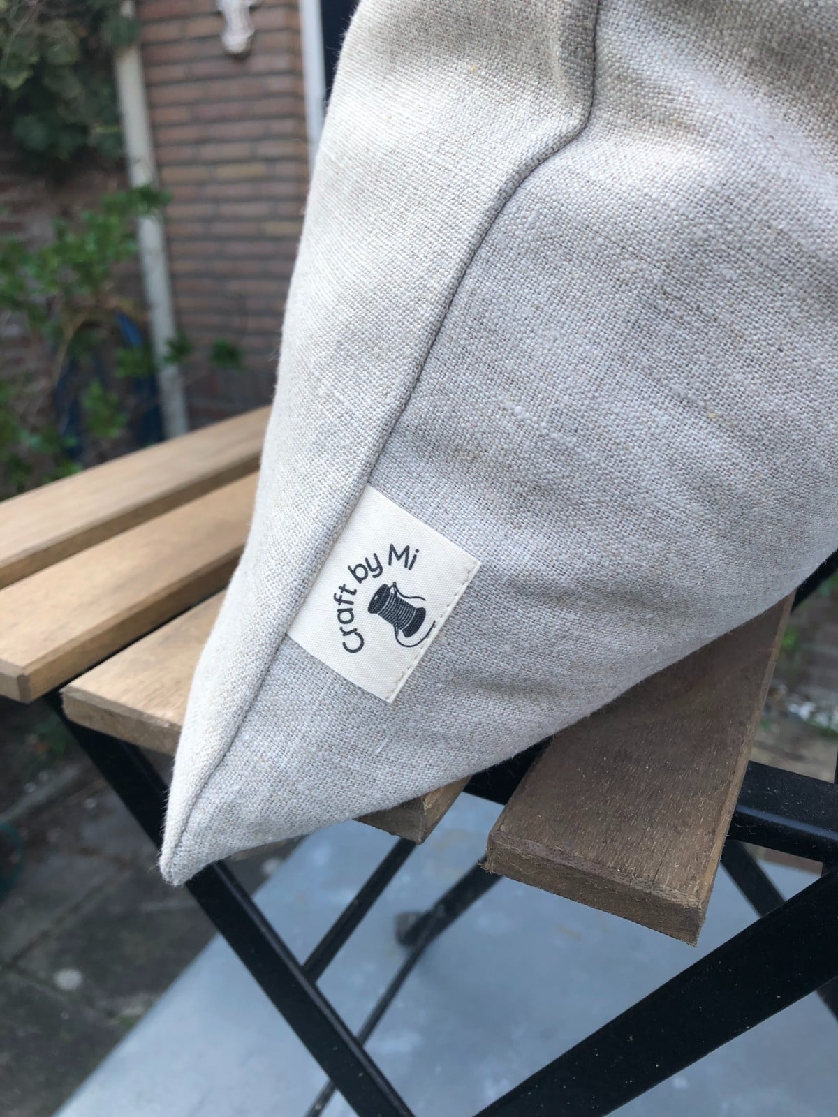 Sierkussen van zuiver linnen met vintage Frans band en kant