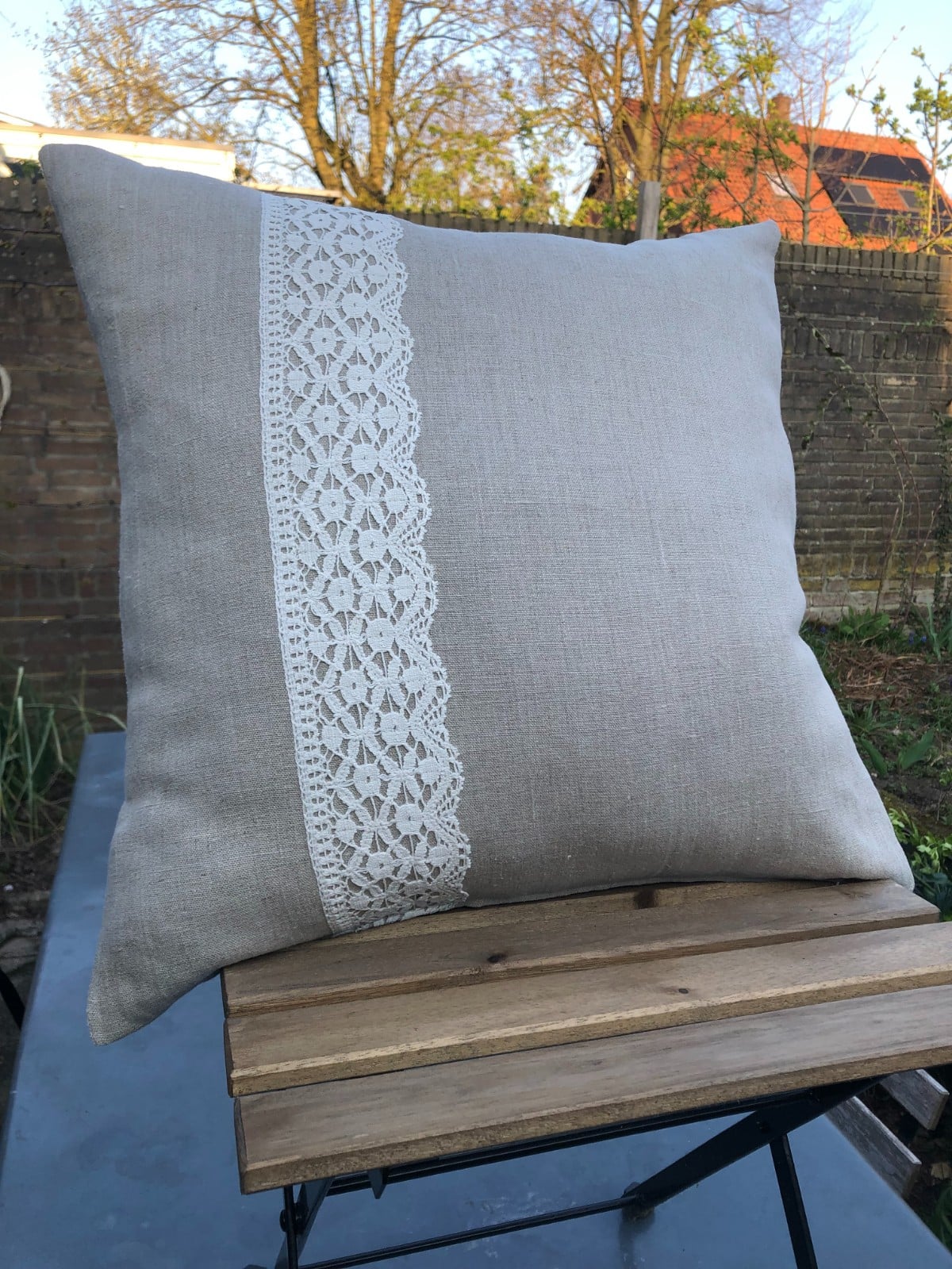 Sierkussen van zuiver linnen met vintage Frans band en kant