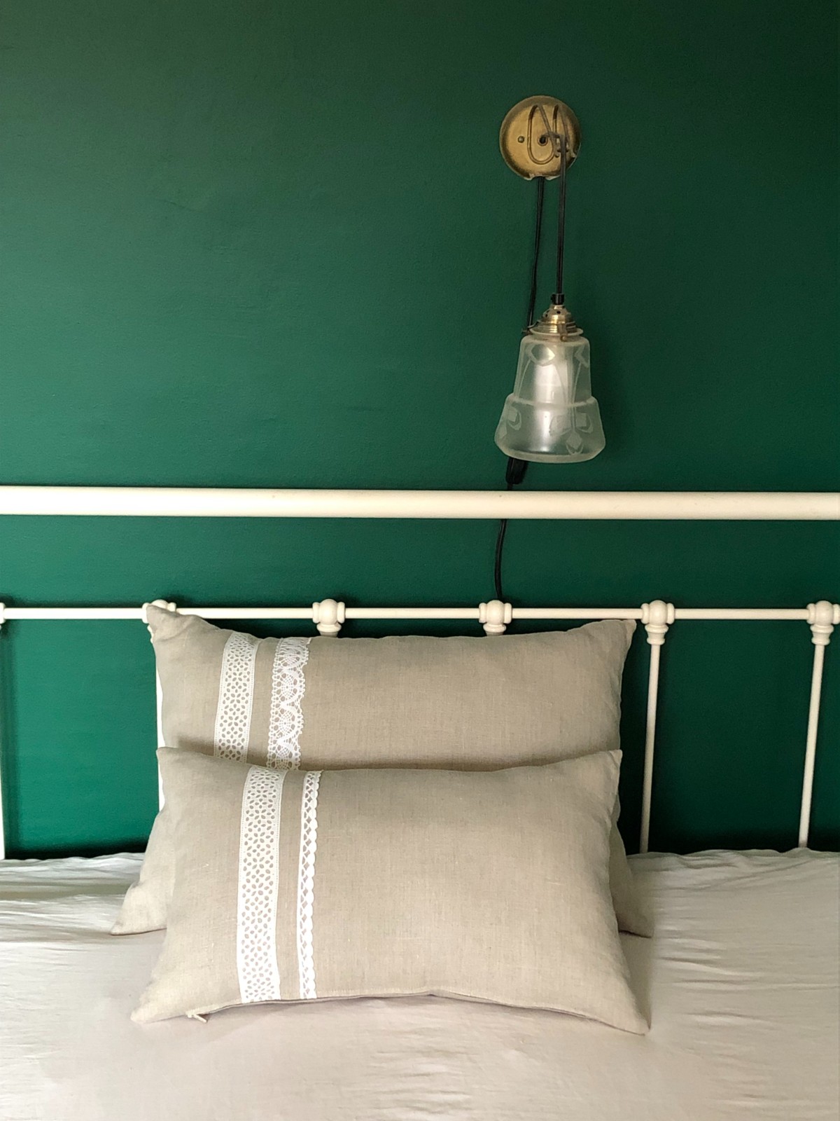 Sierkussen van zuiver linnen met vintage Frans band en kant 30 x 50 cm