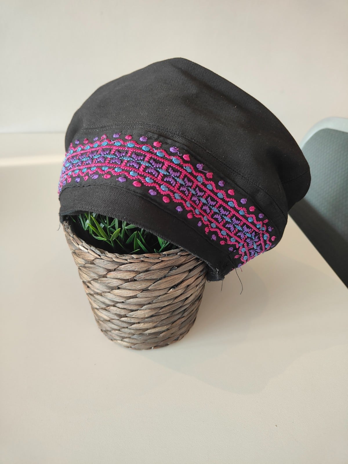 Zwarte baret met geborduurde band - 121916 Zwarte baret met geborduurde band