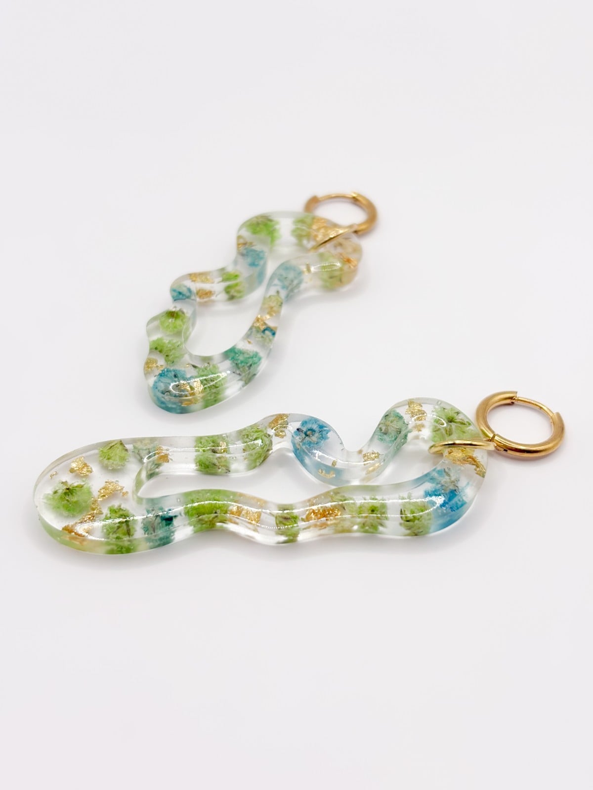 Asymmetrische Organische Vorm Oorbellen Gevuld met Echt Gipskruid uit Luxemburg (Forgotten Gardens)