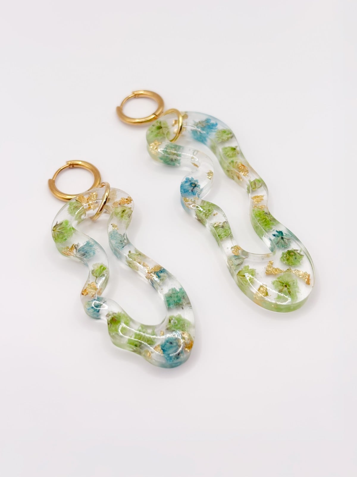 Asymmetrische Organische Vorm Oorbellen Gevuld met Echt Gipskruid uit Luxemburg (Forgotten Gardens)