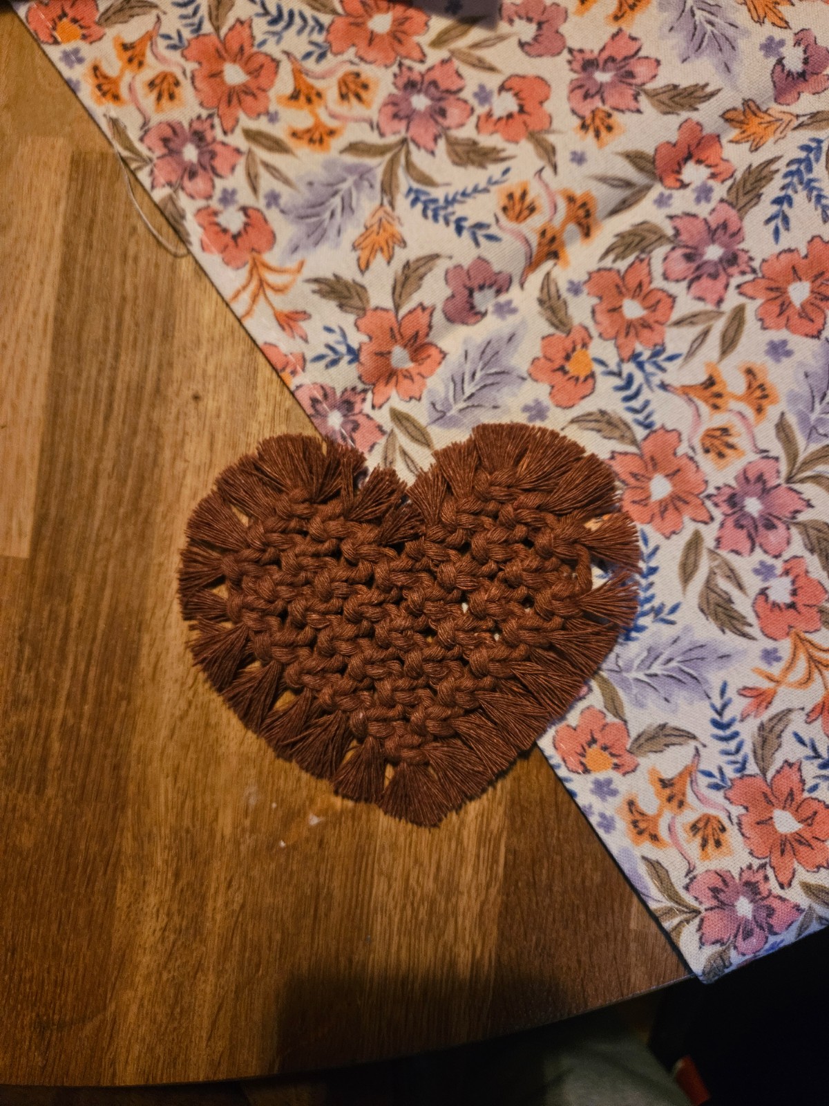 Bruin hart macramé onderzetter