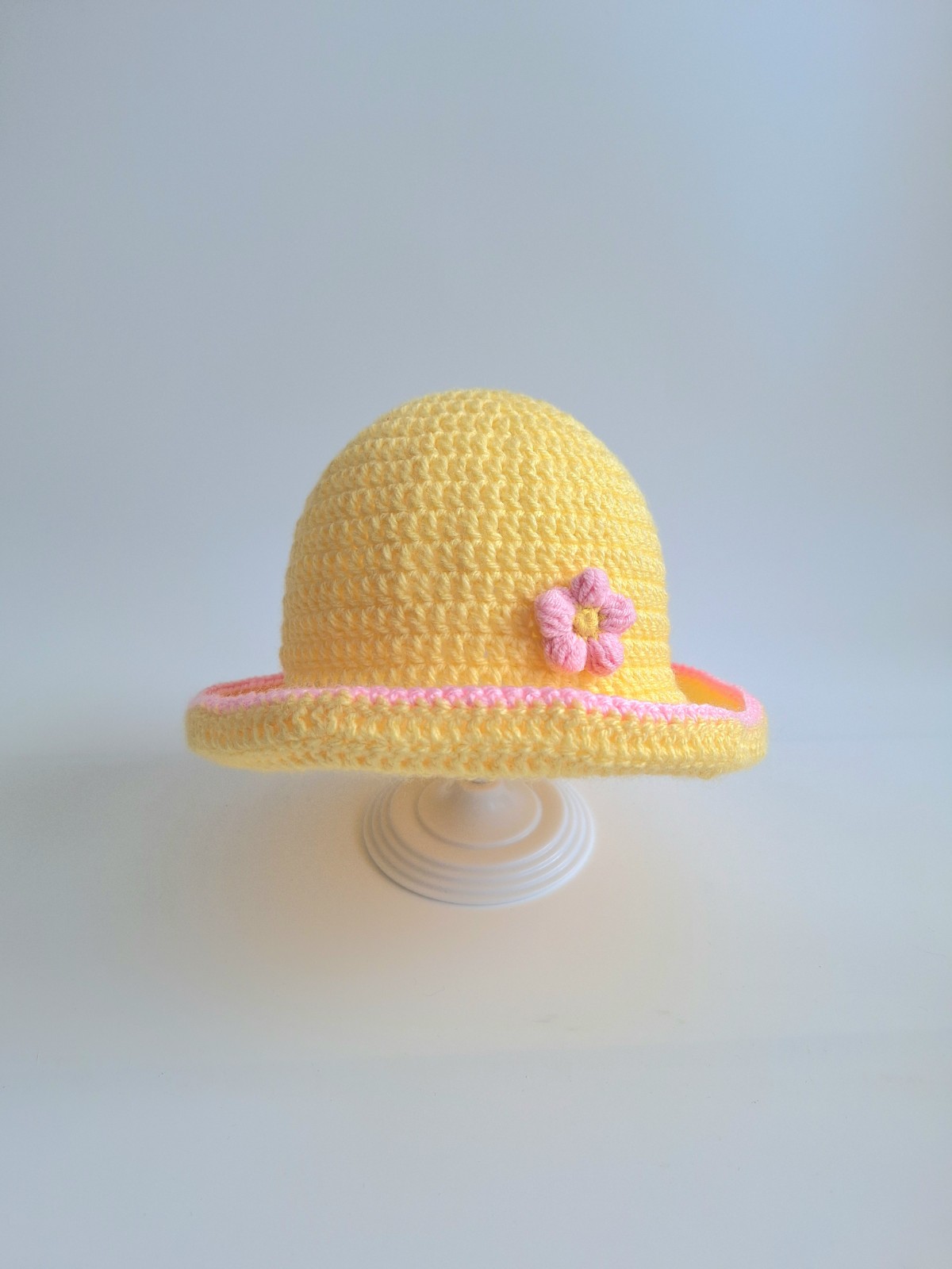 Gehaakt baby hoedje twee-in-een | Geel en lichtroze met bloemetje en grapefruit