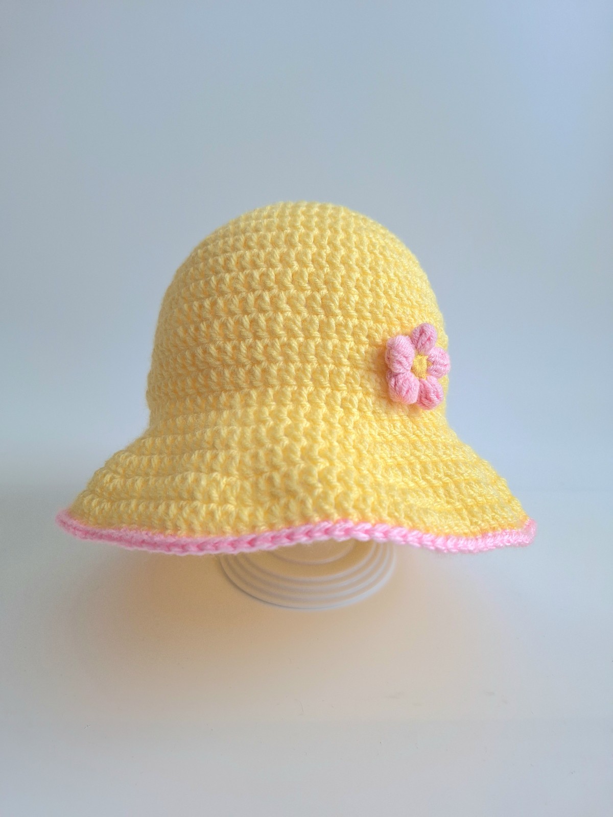 Gehaakt baby hoedje twee-in-een | Geel en lichtroze met bloemetje en grapefruit