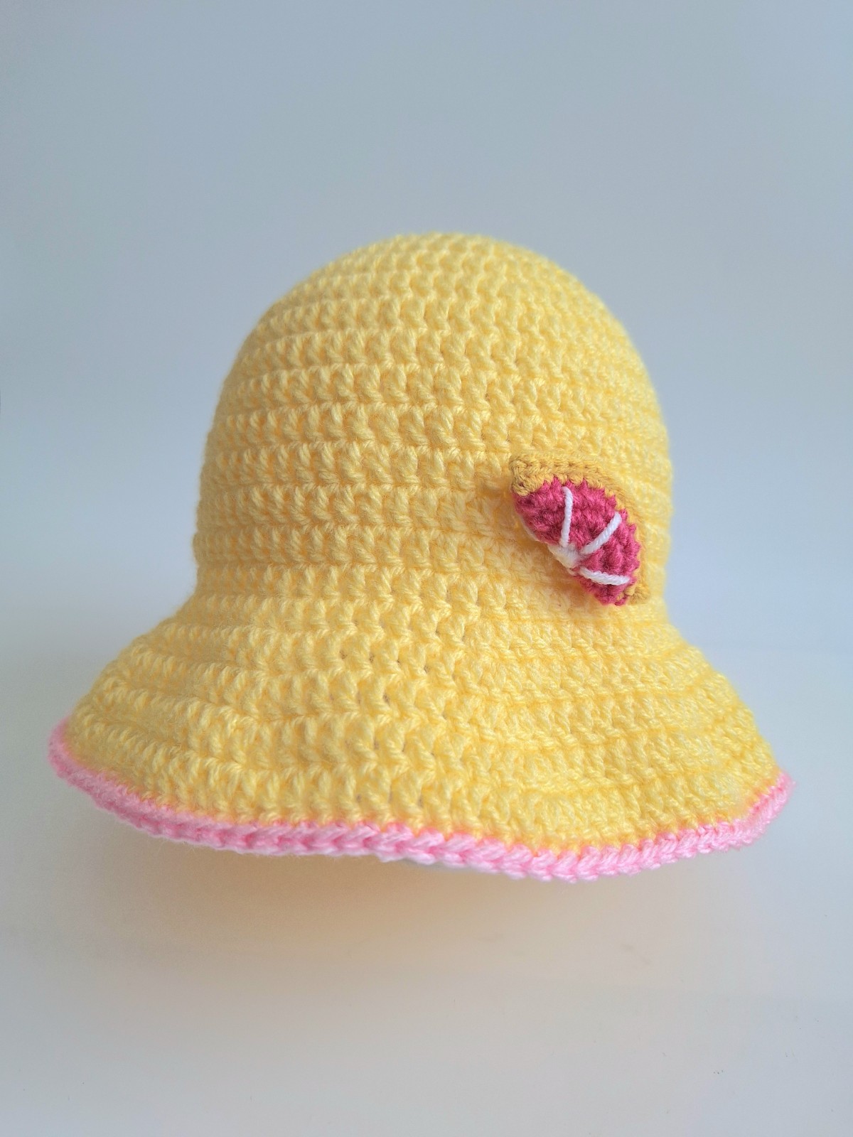 Gehaakt baby hoedje twee-in-een | Geel en lichtroze met bloemetje en grapefruit