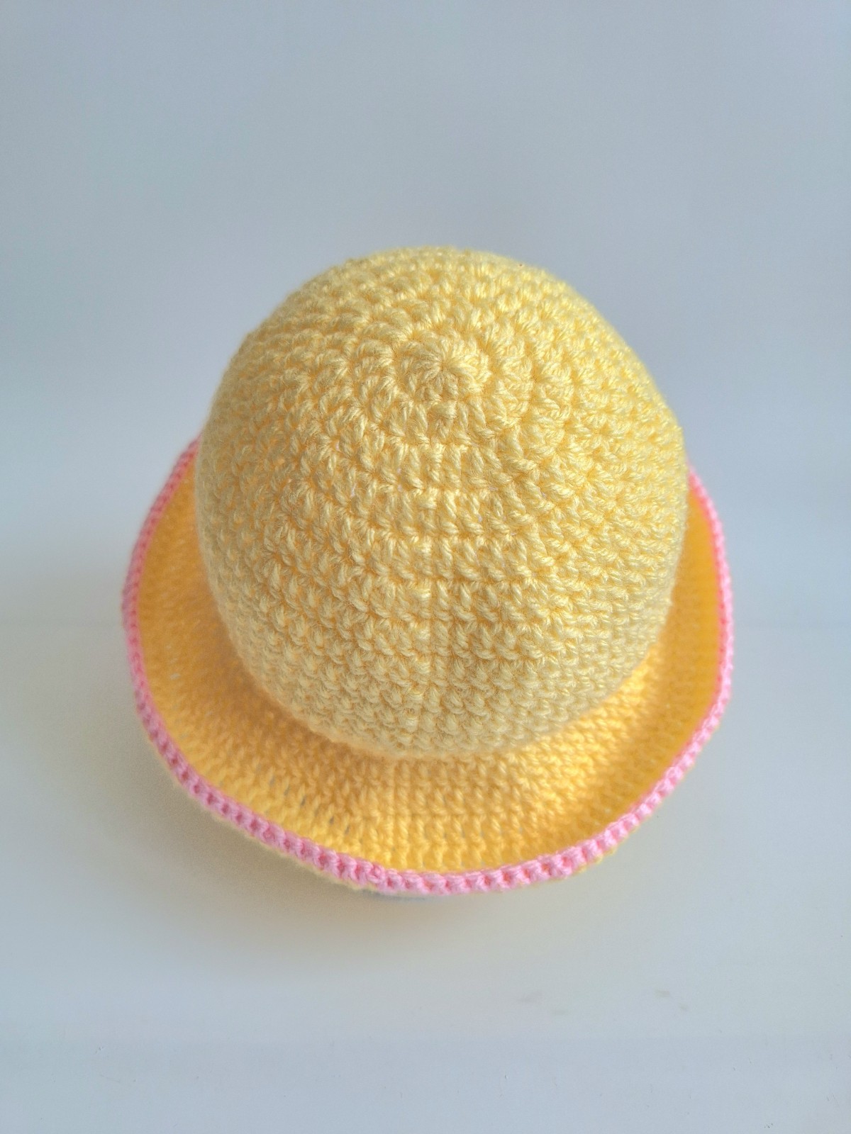 Gehaakt baby hoedje twee-in-een | Geel en lichtroze met bloemetje en grapefruit