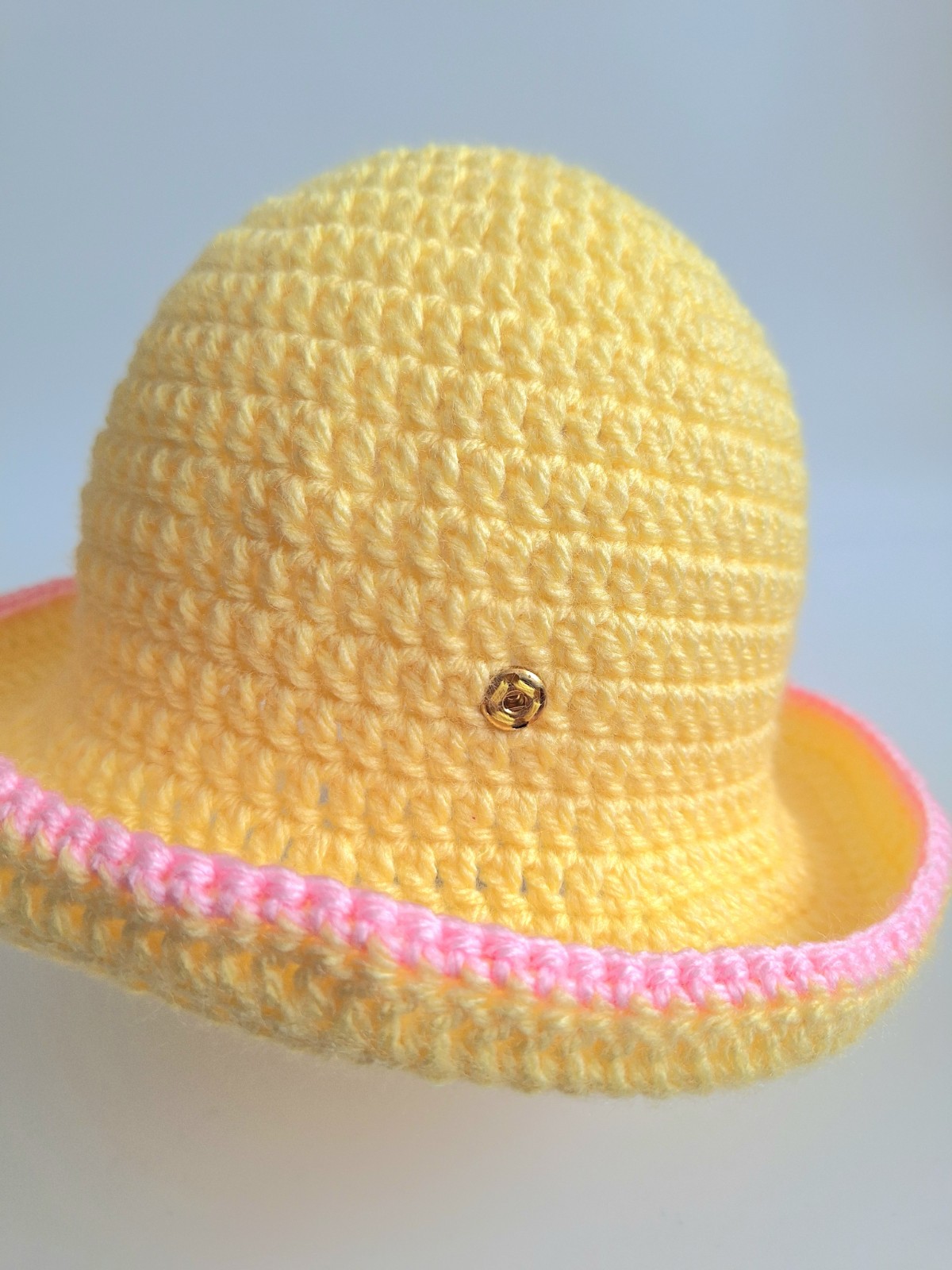 Gehaakt baby hoedje twee-in-een | Geel en lichtroze met bloemetje en grapefruit