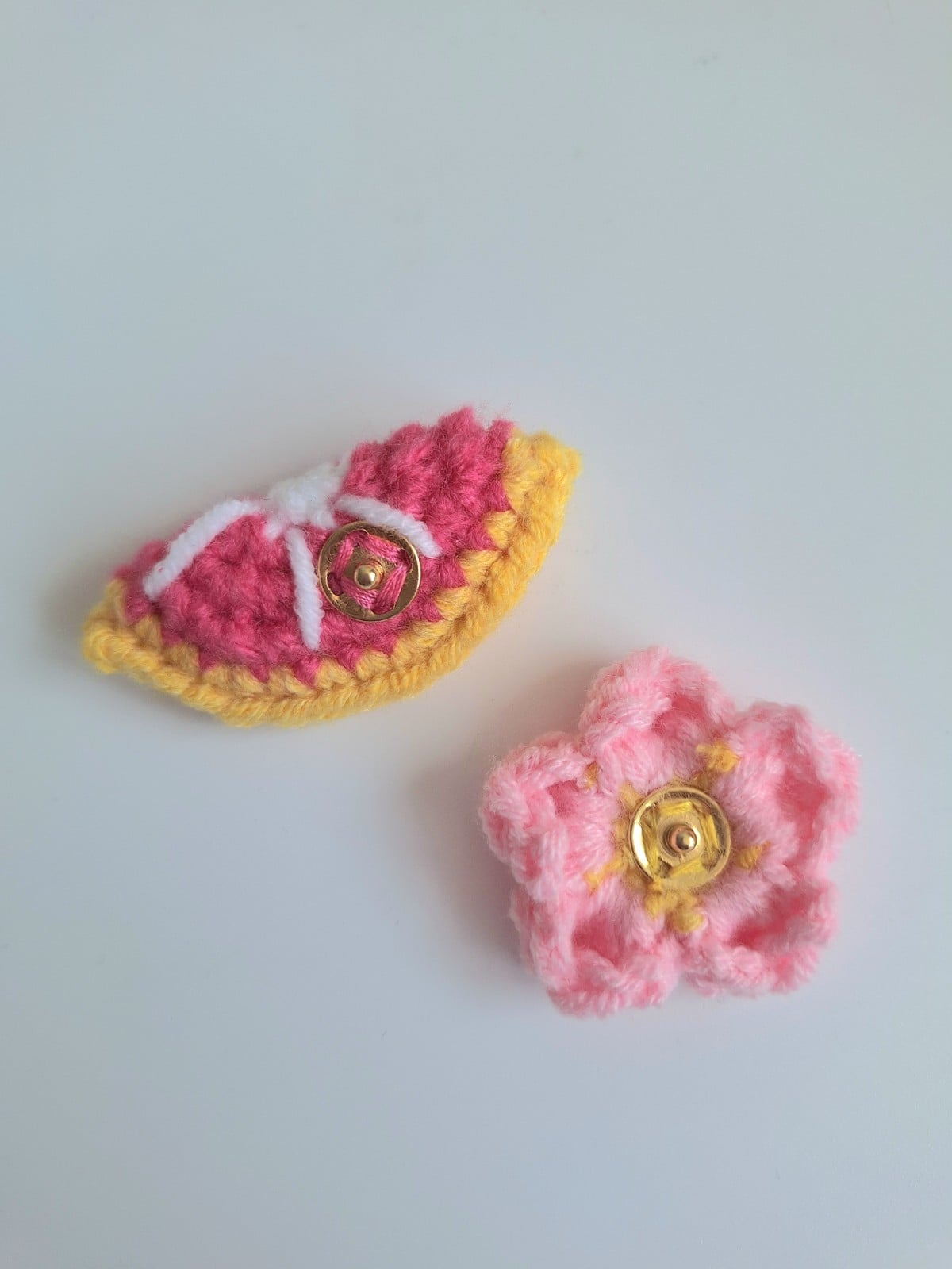 Gehaakt baby hoedje twee-in-een | Geel en lichtroze met bloemetje en grapefruit