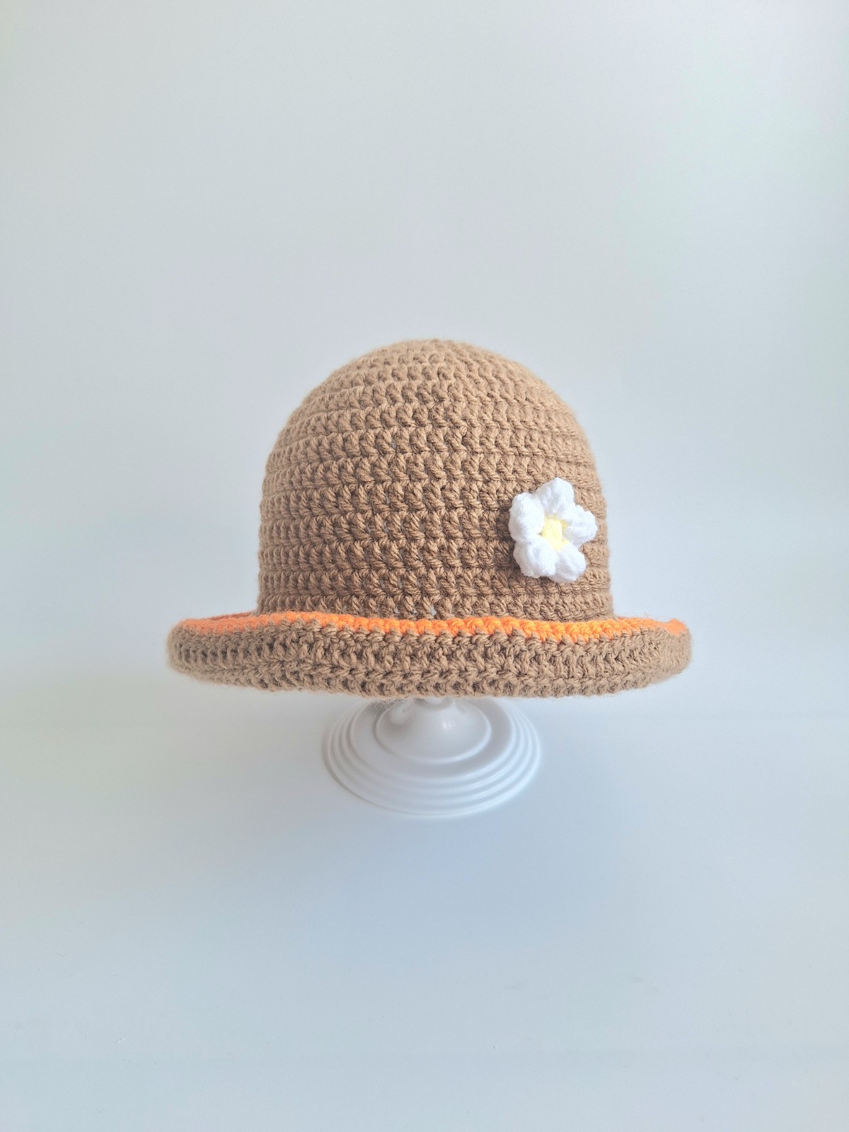 Gehaakt baby hoedje twee-in-een | Bruin en oranje madeliefje en sinaasappel