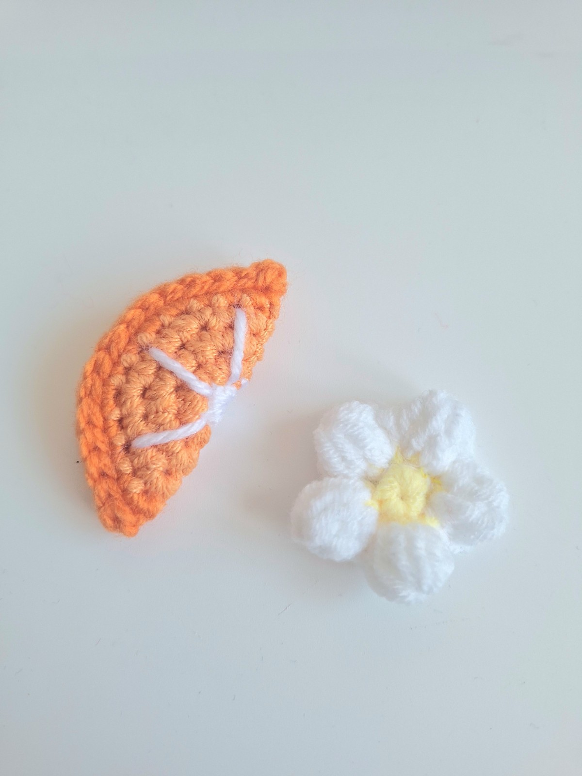 Gehaakt baby hoedje twee-in-een | Bruin en oranje madeliefje en sinaasappel