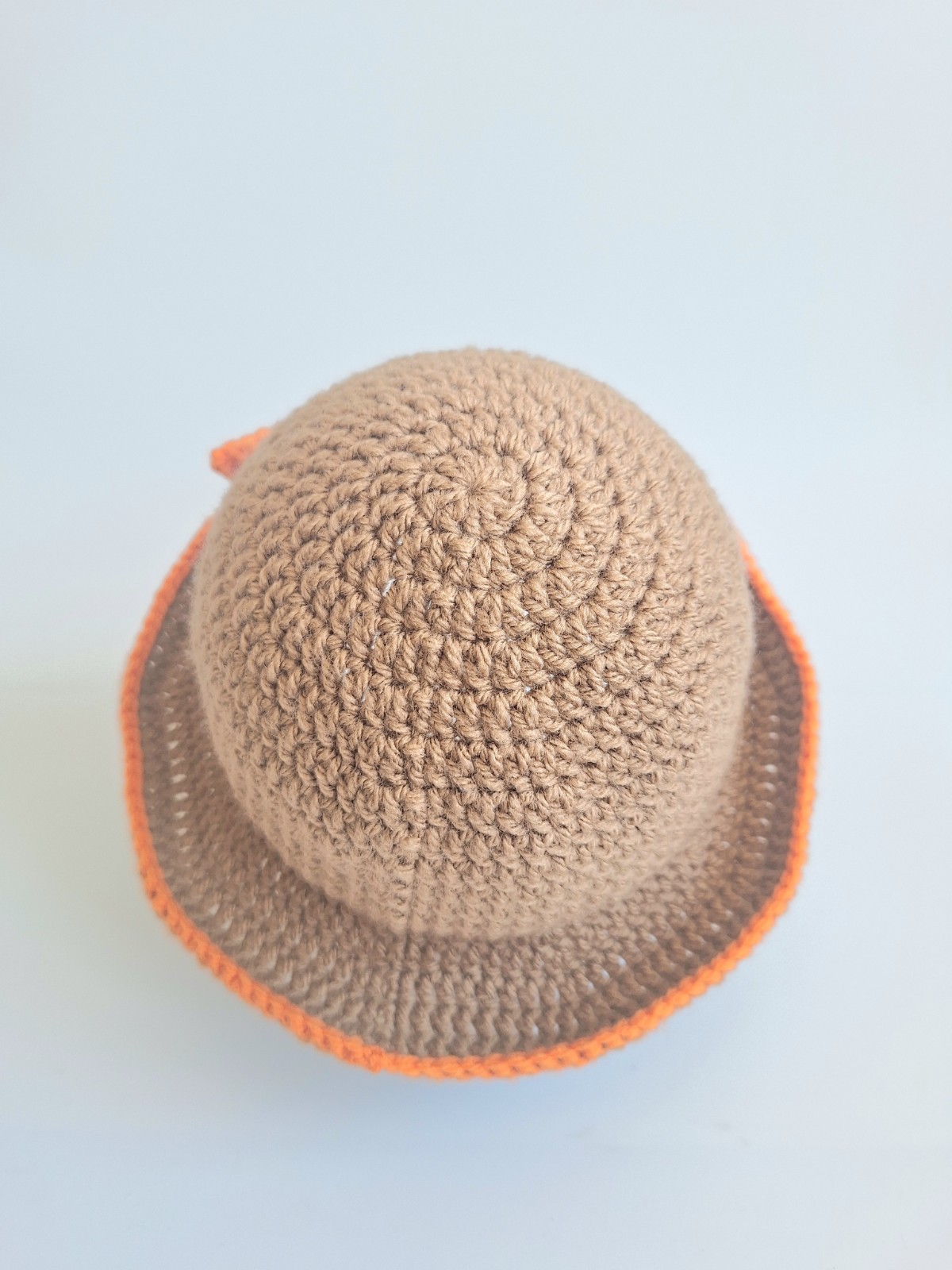 Gehaakt baby hoedje twee-in-een | Bruin en oranje madeliefje en sinaasappel