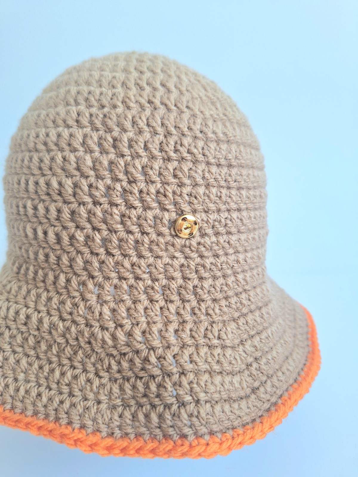 Gehaakt baby hoedje twee-in-een | Bruin en oranje madeliefje en sinaasappel