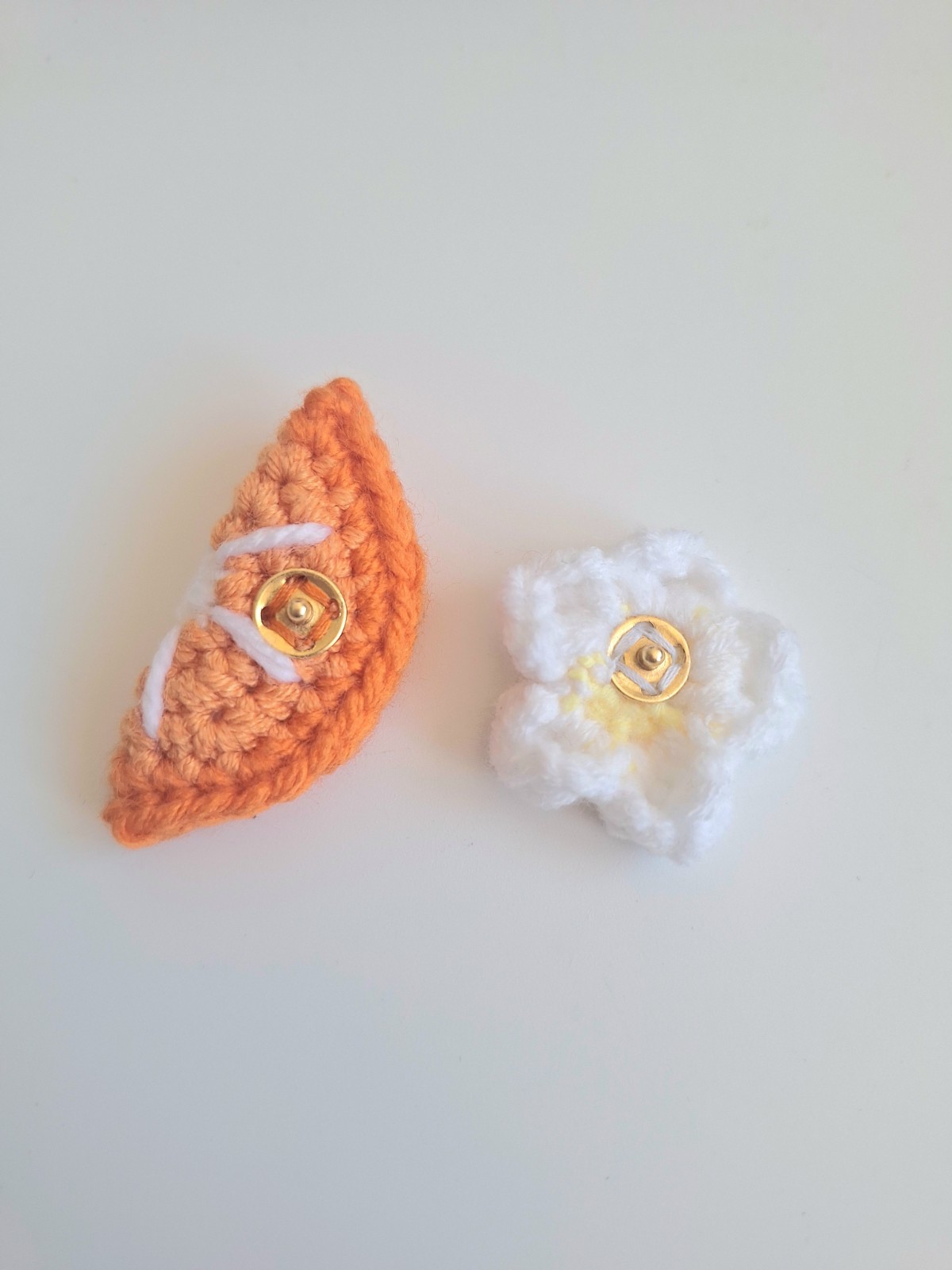 Gehaakt baby hoedje twee-in-een | Bruin en oranje madeliefje en sinaasappel