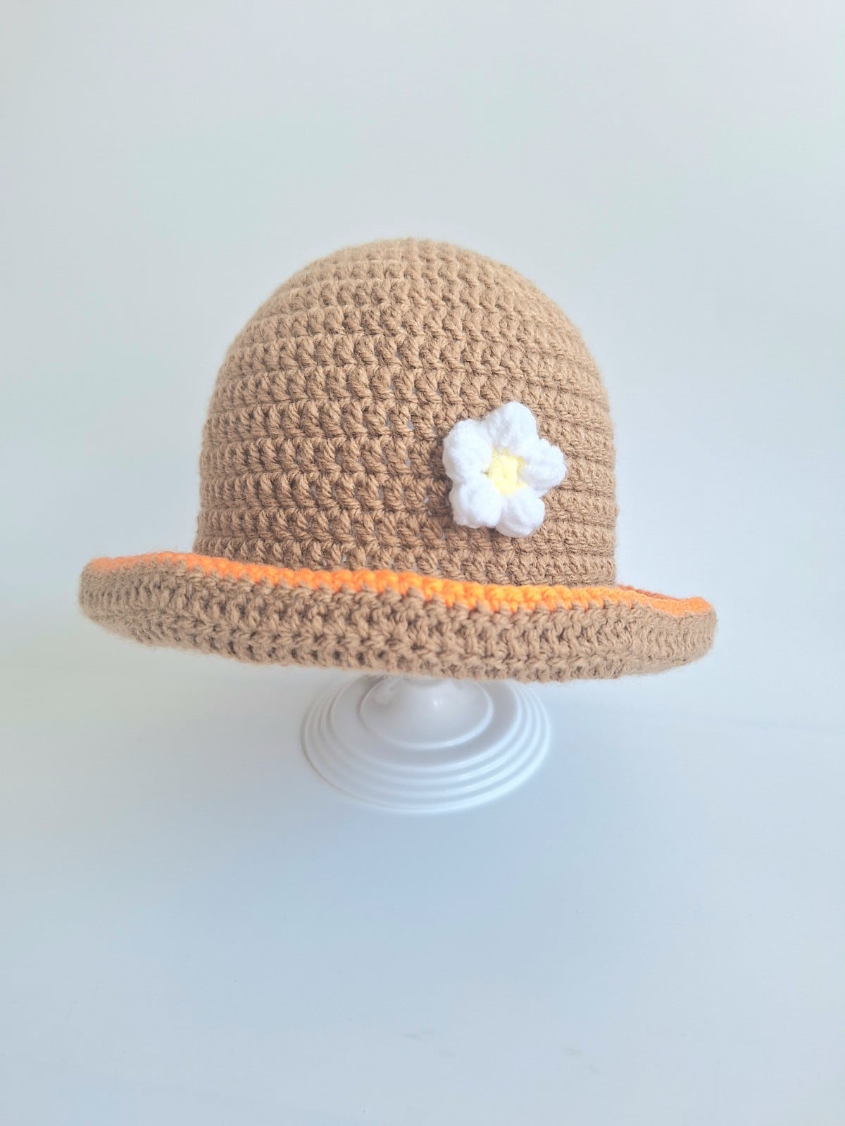 Gehaakt baby hoedje twee-in-een | Bruin en oranje madeliefje en sinaasappel