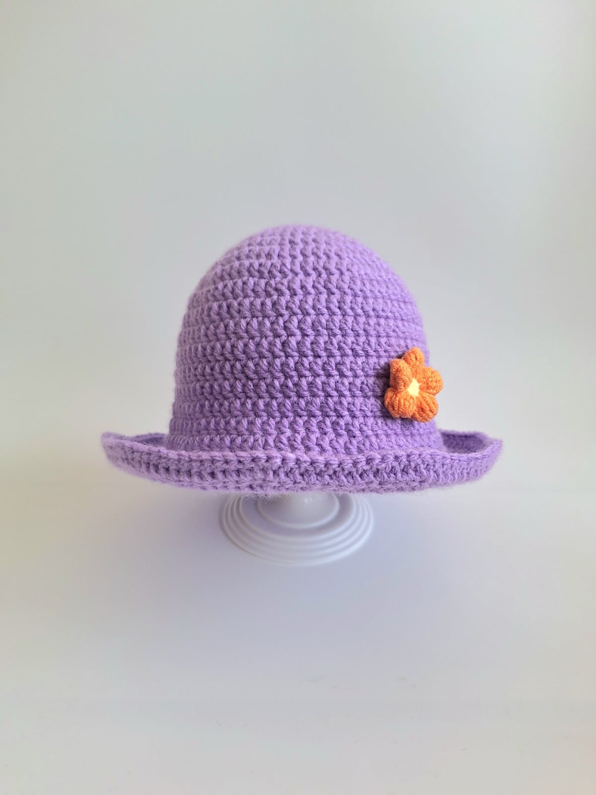 Gehaakte baby hoedje twee-in-een | Lila met kersjes en oranje bloemetje