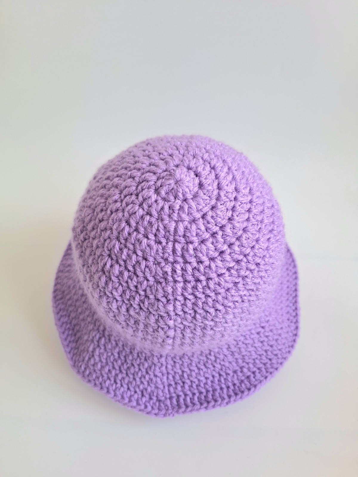 Gehaakte baby hoedje twee-in-een | Lila met kersjes en oranje bloemetje