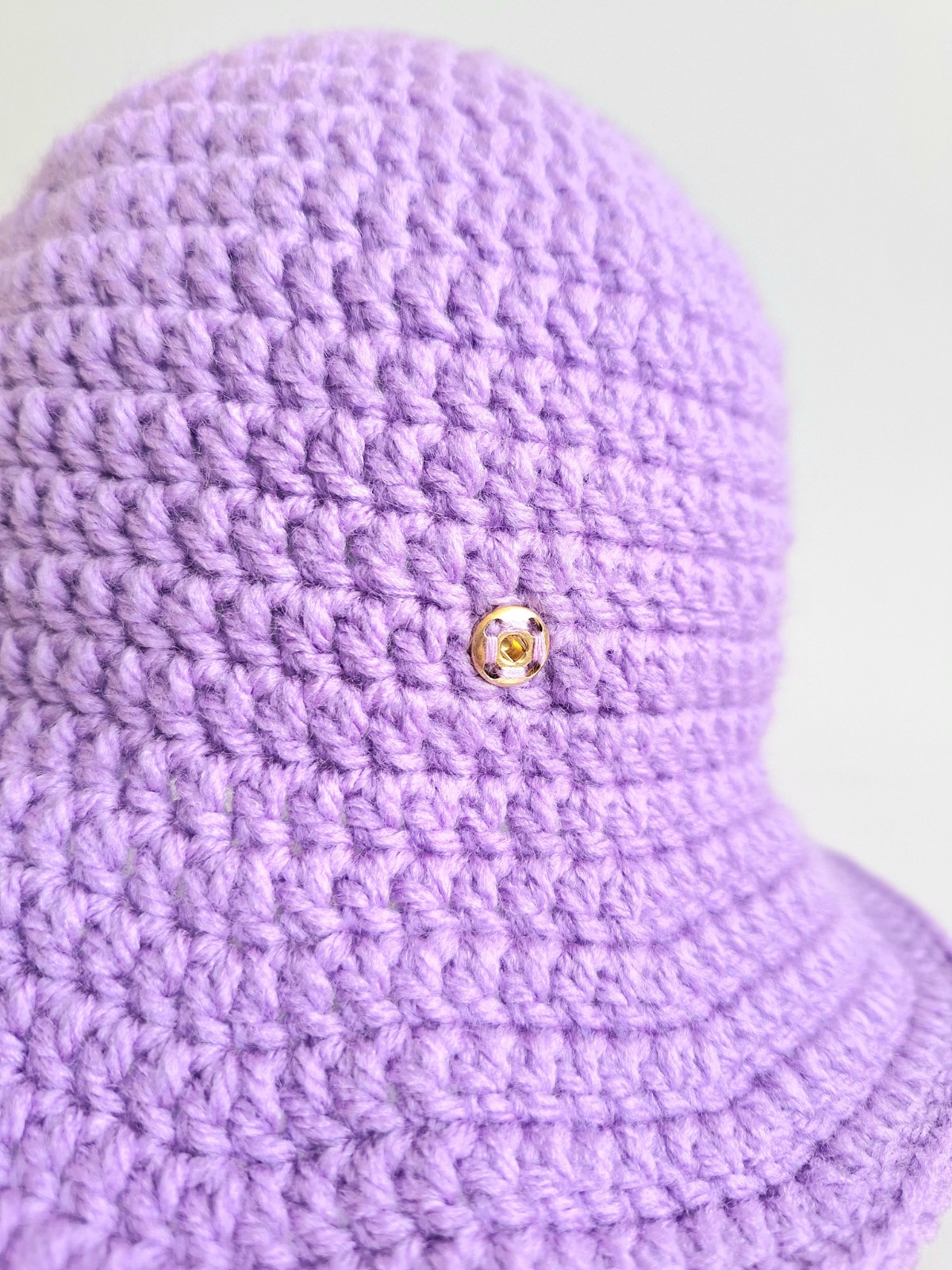 Gehaakte baby hoedje twee-in-een | Lila met kersjes en oranje bloemetje