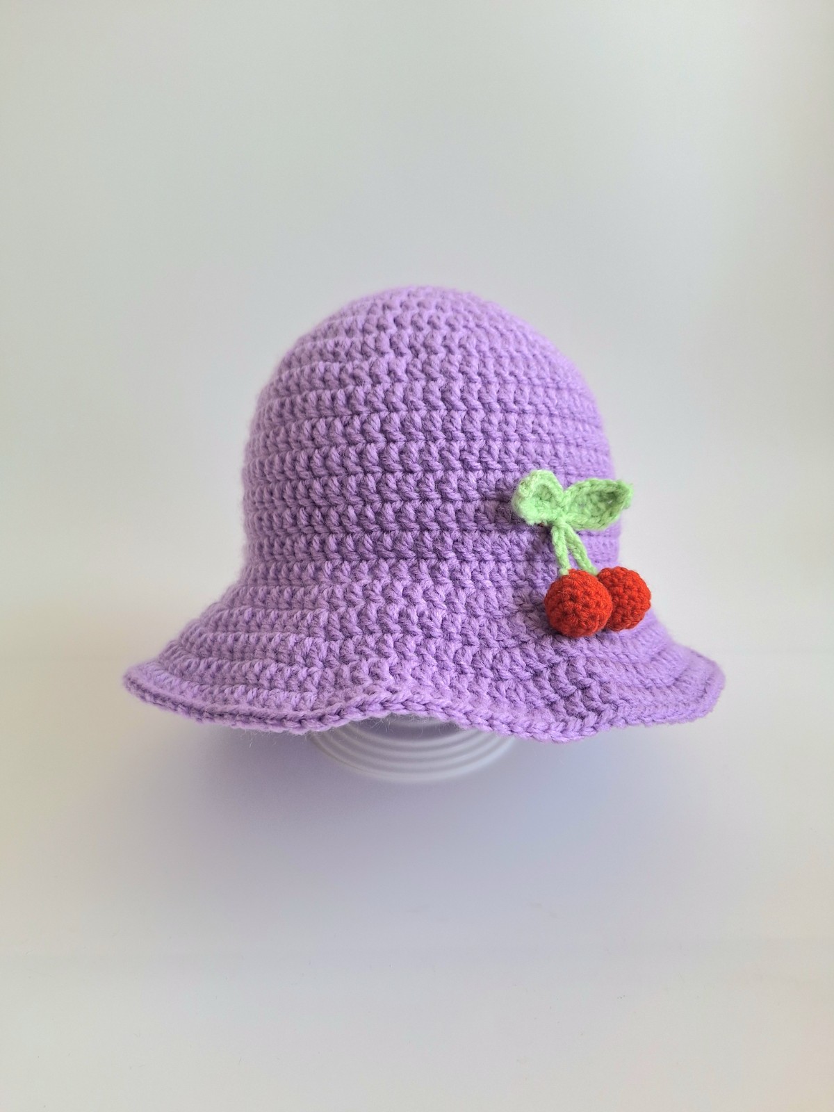 Gehaakte baby hoedje twee-in-een | Lila met kersjes en oranje bloemetje