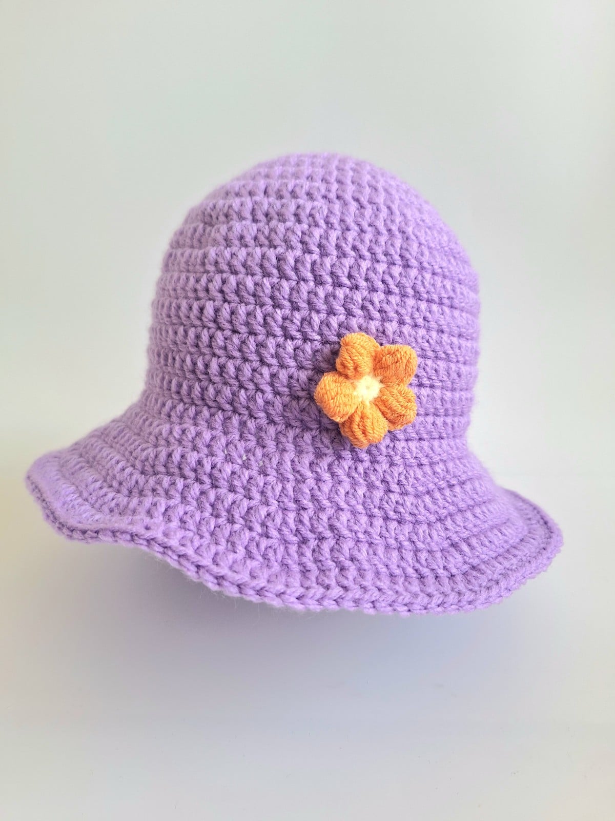 Gehaakte baby hoedje twee-in-een | Lila met kersjes en oranje bloemetje