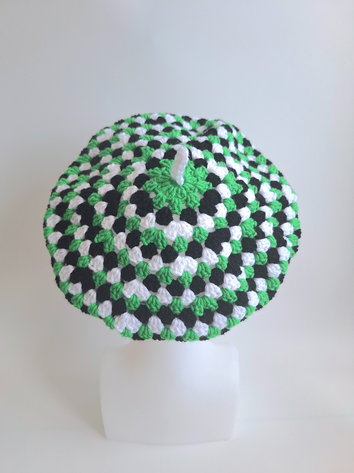 Gehaakte beret | Zwart, wit en groen