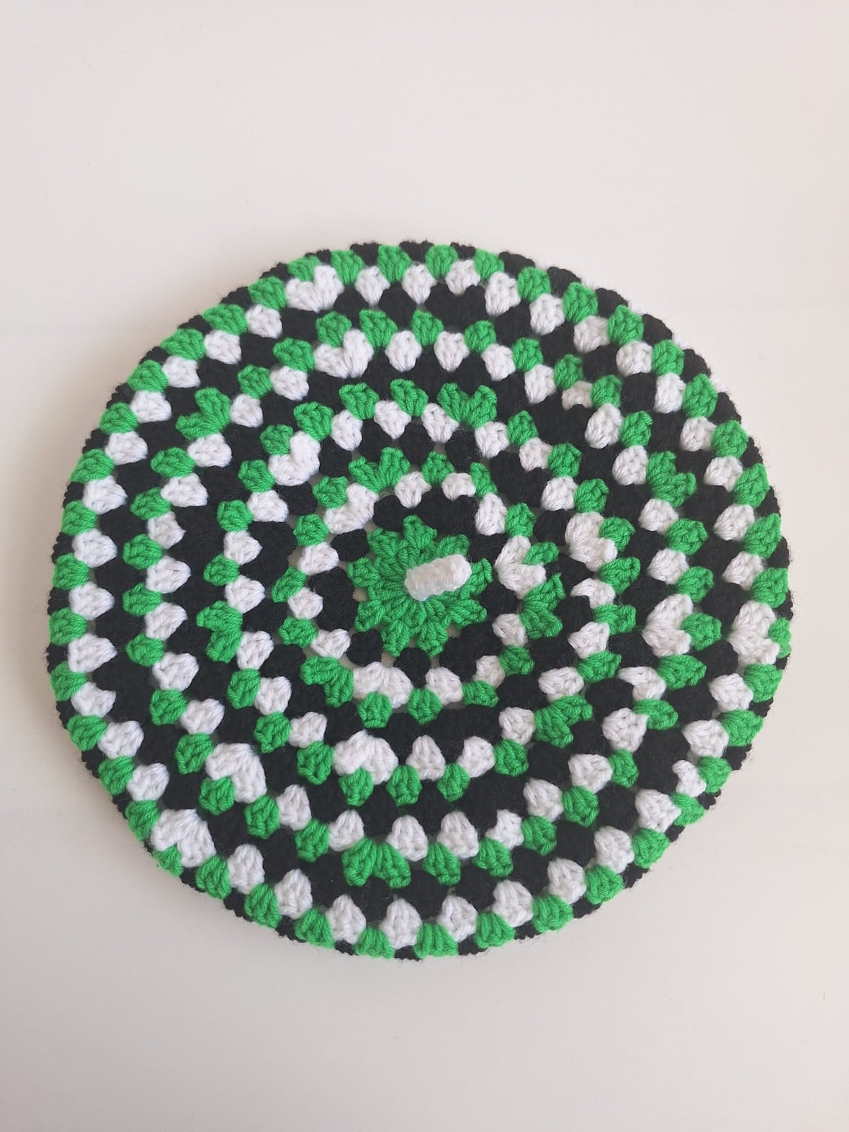 Gehaakte beret | Zwart, wit en groen